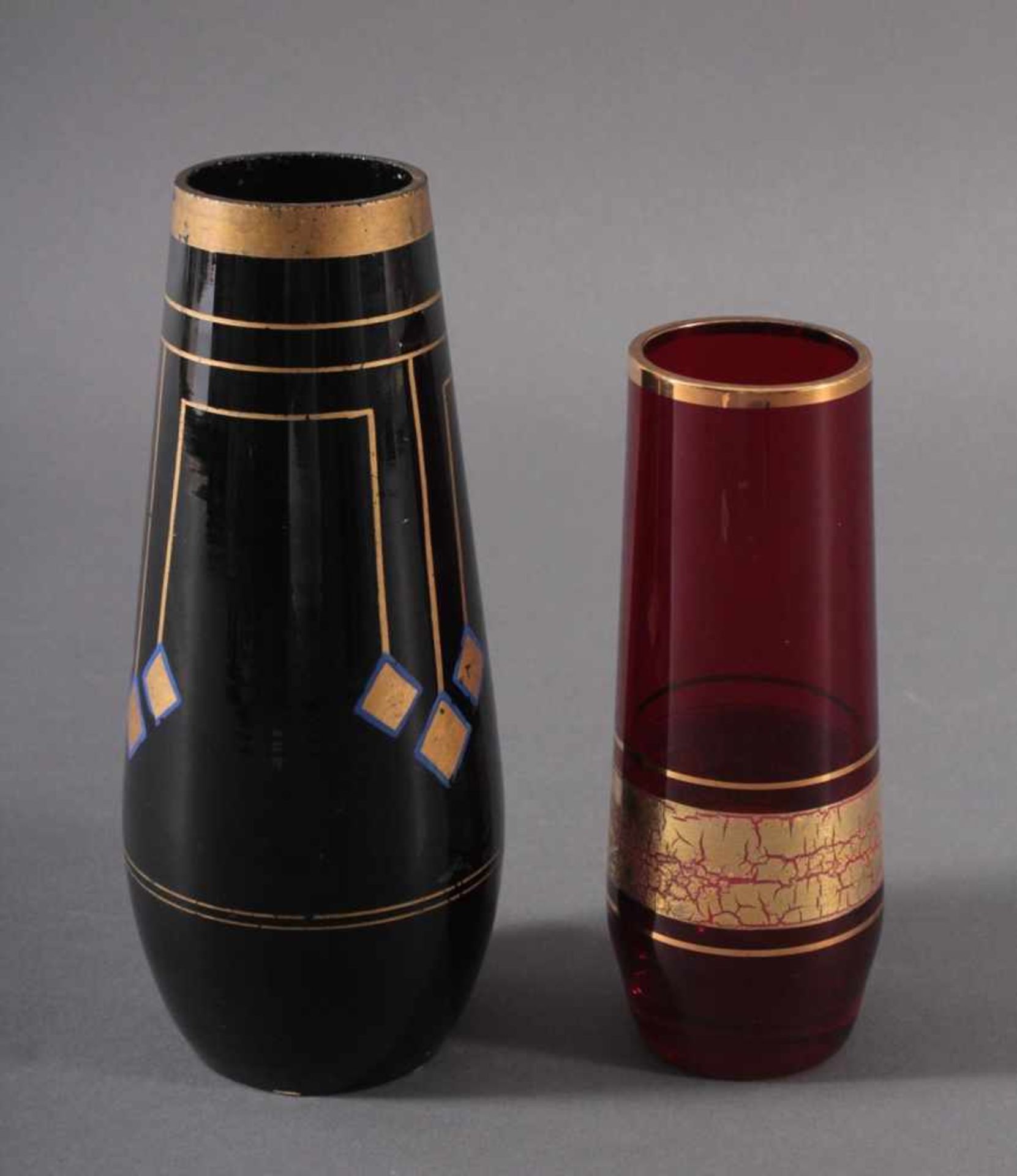 Zwei Glasvasen, Jugendstil und BarthmannJugendstil-Vase, schwarz mit Goldbemalung, blaue Email- - Image 2 of 4