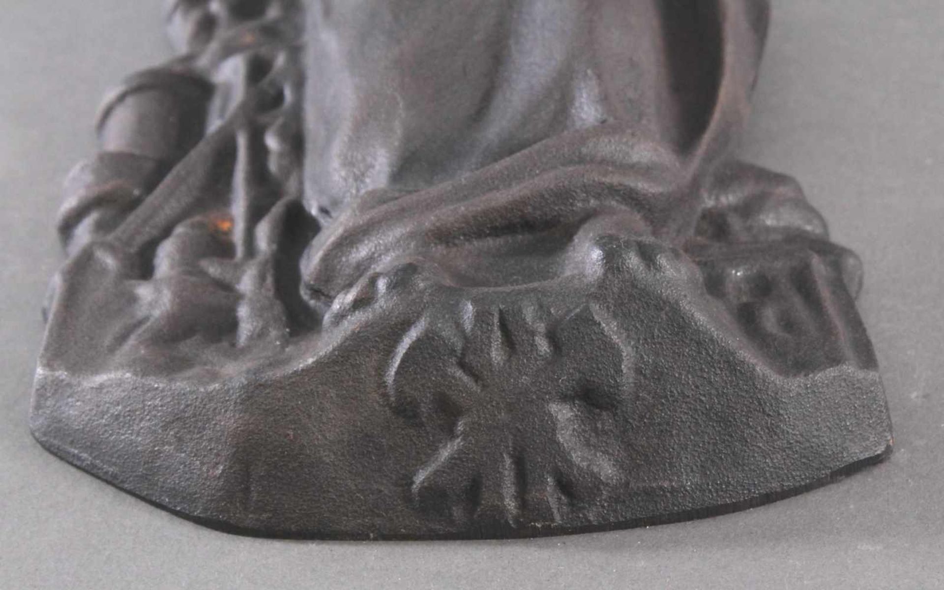 Eisenskulptur "Heilige Barbara", 2. Hälfte 20. Jh.Schwere Skulptur, ca. Höhe 49 cm, Breite 19 cm, - Bild 3 aus 3