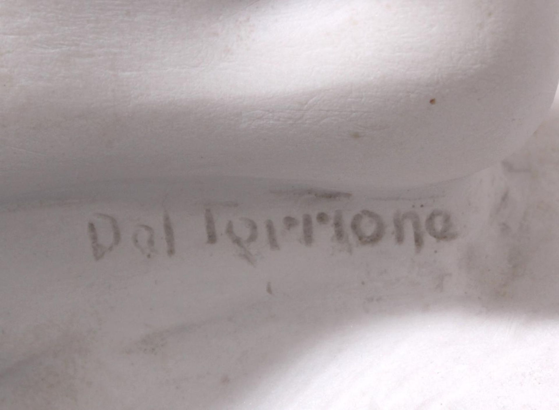 Kunstmarmor-Skulptur, "David"Im Sockelbereich bezeichnet Dal Torrione. Nach Michelangelo - Image 7 of 7