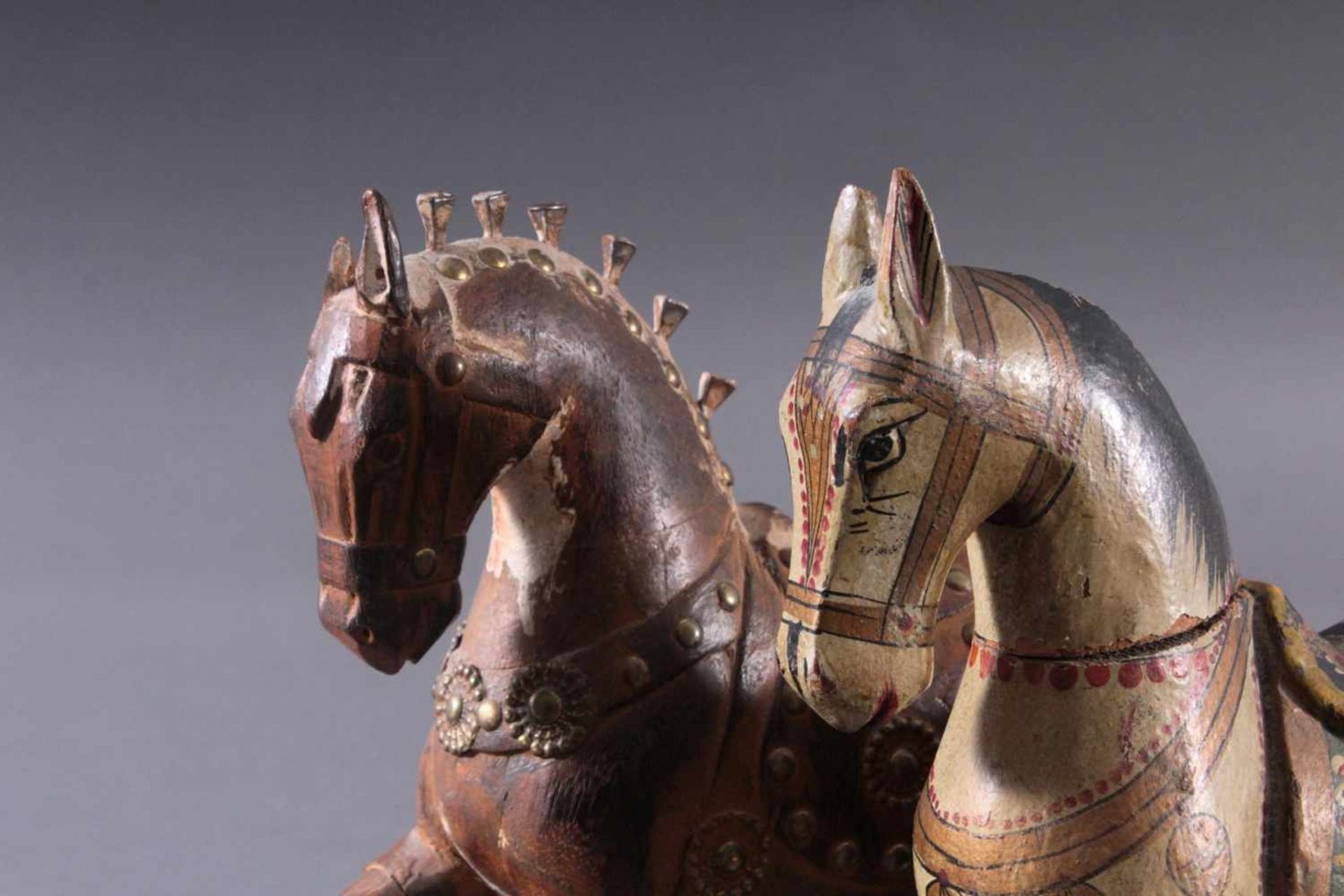 2 Pferdeskulpturen aus Holz 1. Hälfte 20. Jh.Aus dem Vollholz geschnitzt, farbig gefasst, ca. 26 x - Image 5 of 9