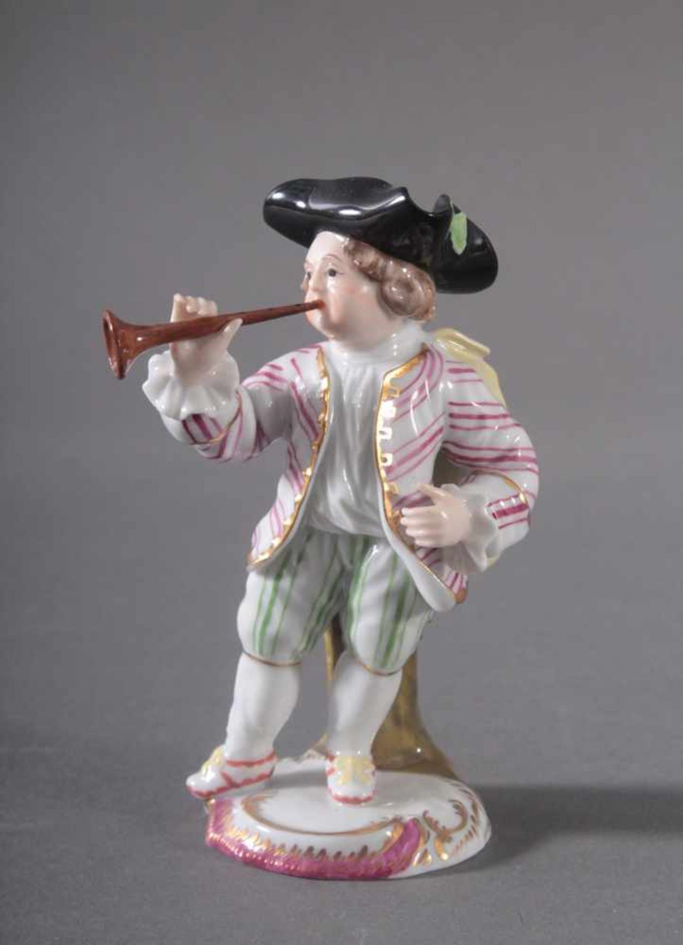 Musiker mit Blasinstrument - HöchstPorzellan, polychrom gefasste Figur auf rocaillierter Plinthe, - Bild 2 aus 5