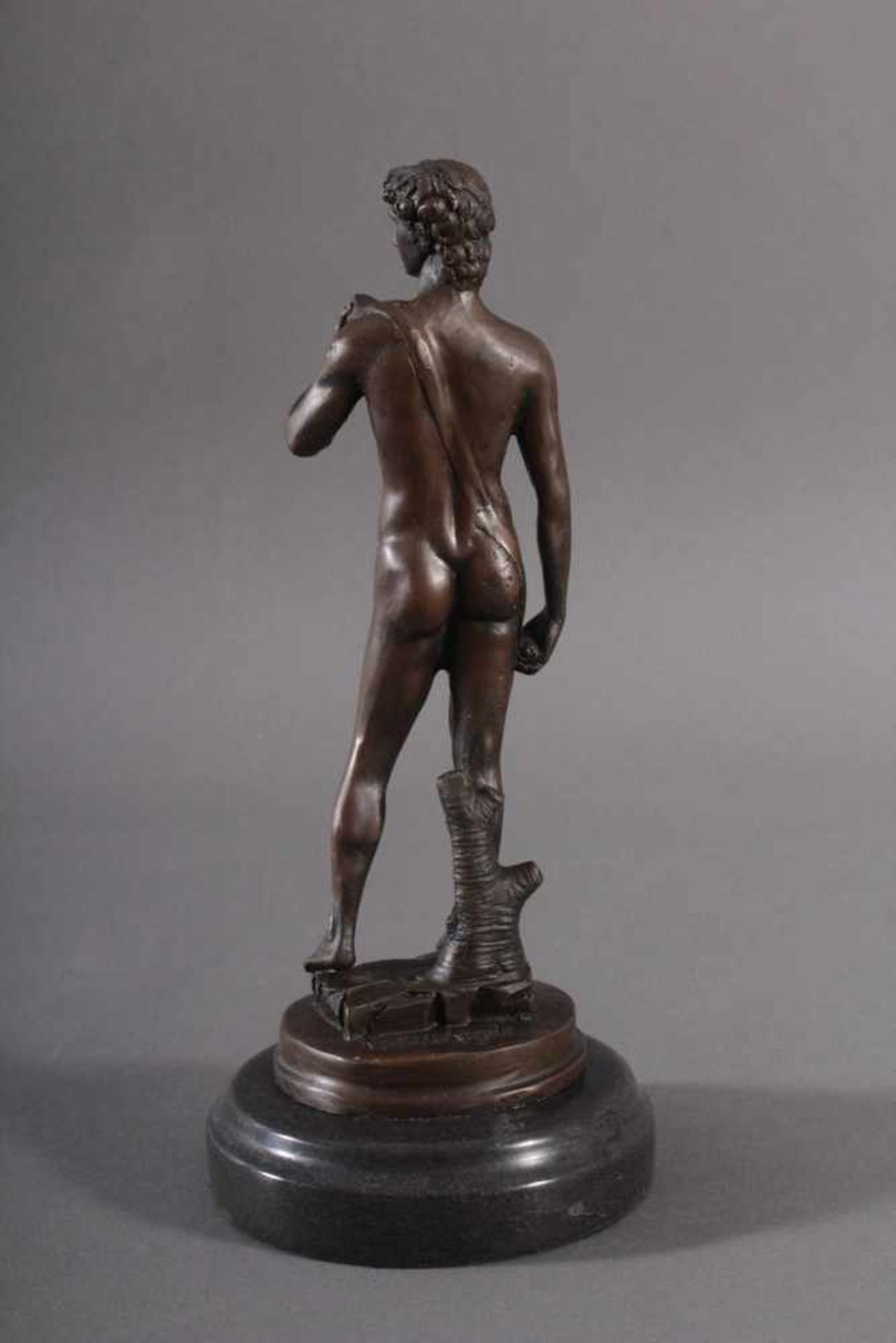 Bronzefigur nach Michelangelo (1475 - 1564), "David"Nachguss, stehende Figur auf runder Plinthe - Bild 2 aus 3