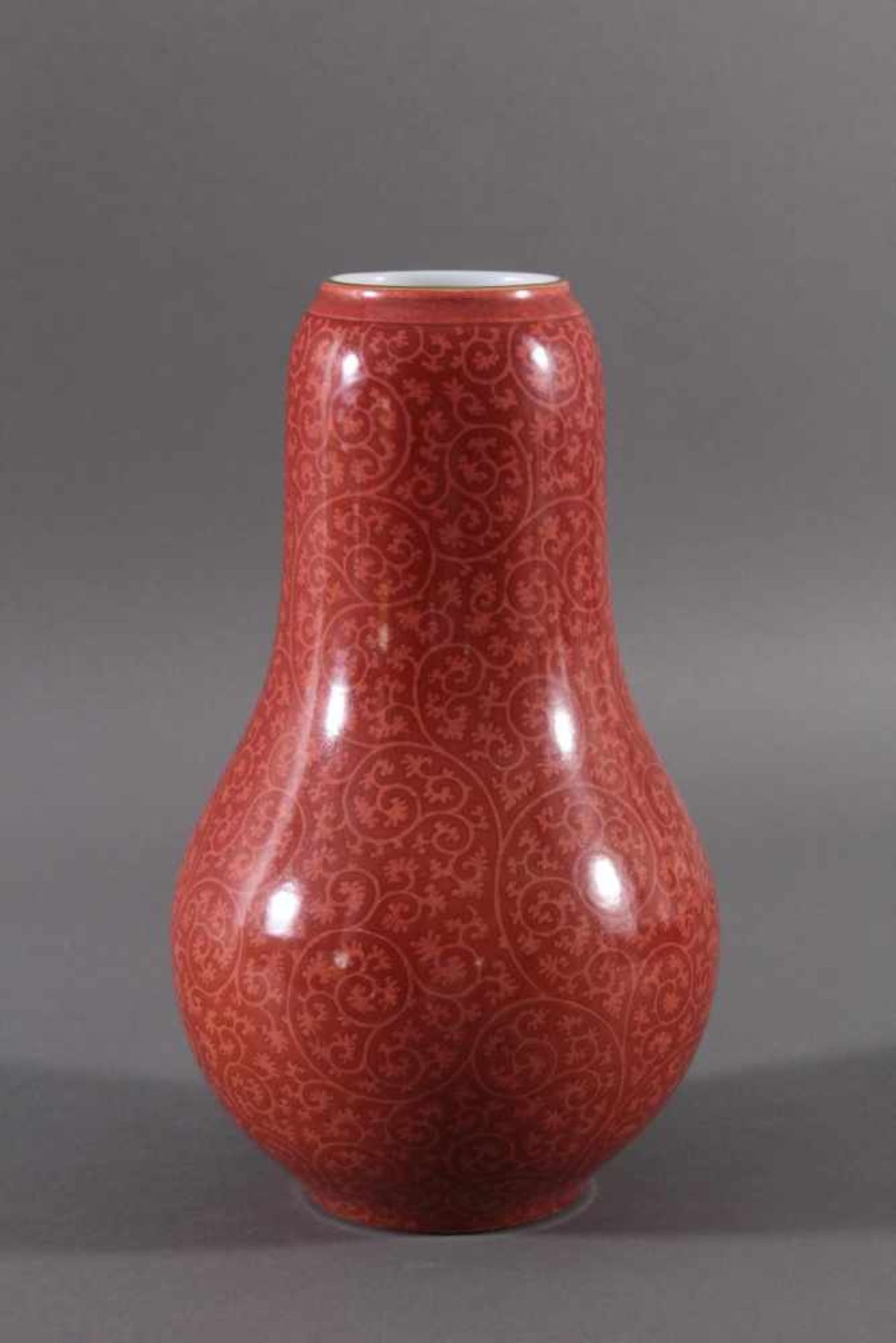 Große Porzellanvase, China Qing-DynastieGebauchte Form mit langem Hals, Weißporzellan mit roter