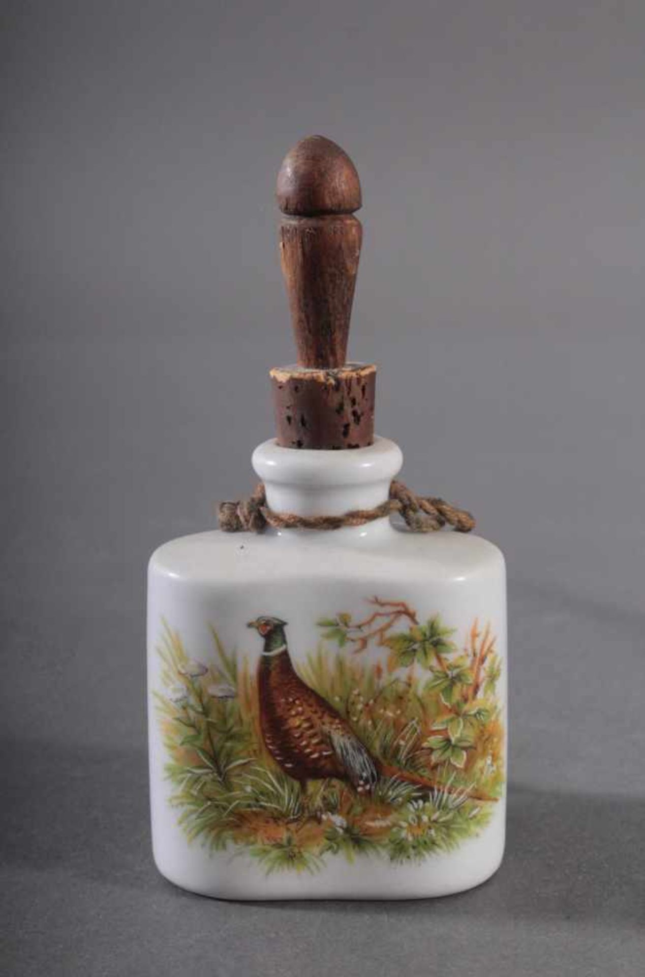 Steckpfeife und kleine JagdflascheHolz/Horn und gesteckter Pfeifenkopf aus Porzellan, farbig - Bild 3 aus 3