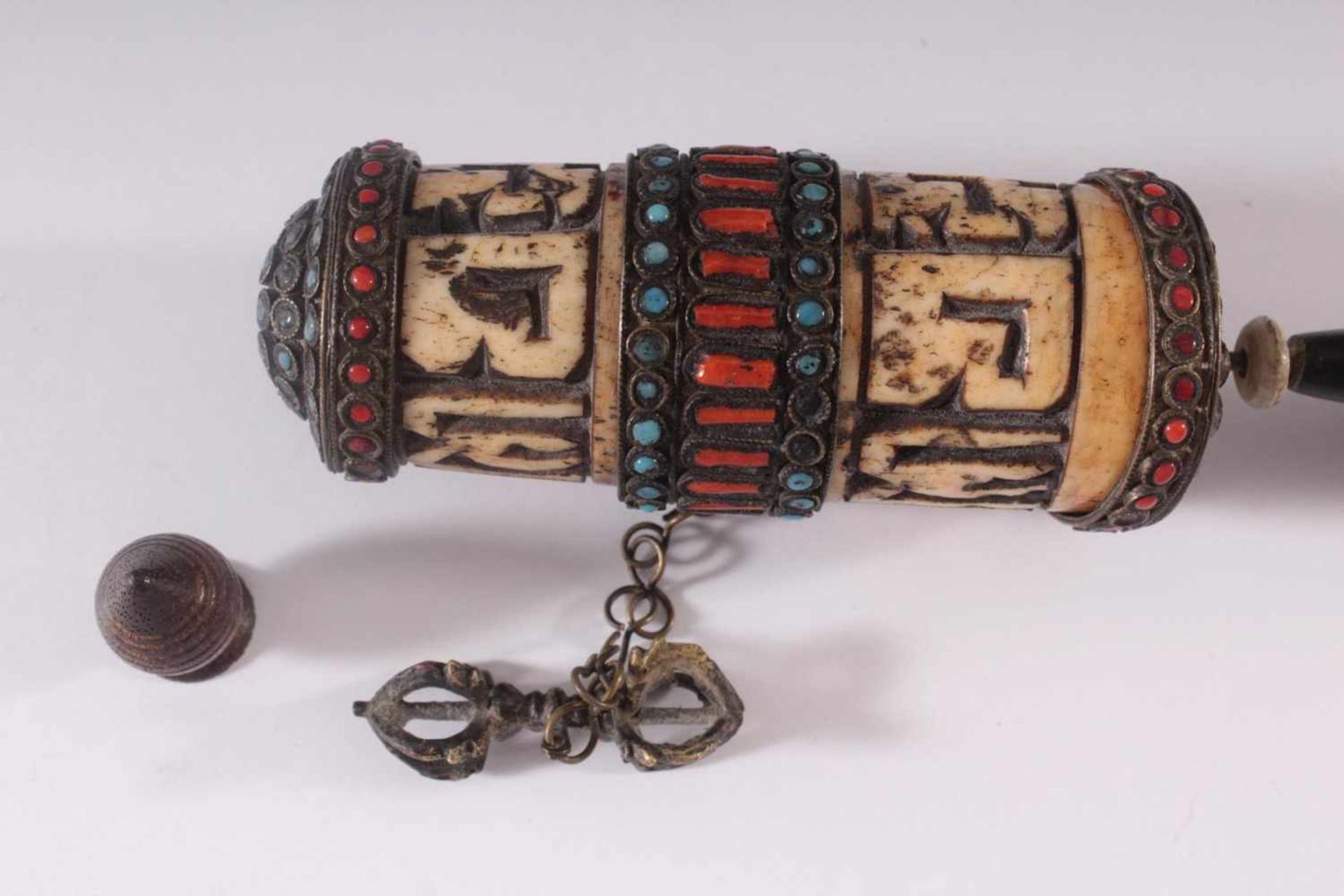 Gebetsmühle - Tibet 19. Jh.Bein beschnitzt, Metallmontierung, dekoriert mit Koralle und kleinen - Bild 2 aus 5