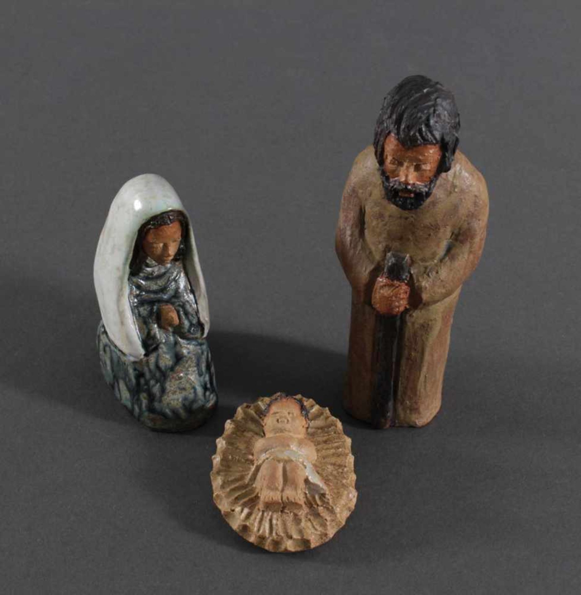 Maria und Josef mit dem Jesuskind, 1 Hälfte 20. Jh.Aus braunem Ton plastisch modelliert, farbig - Bild 2 aus 4