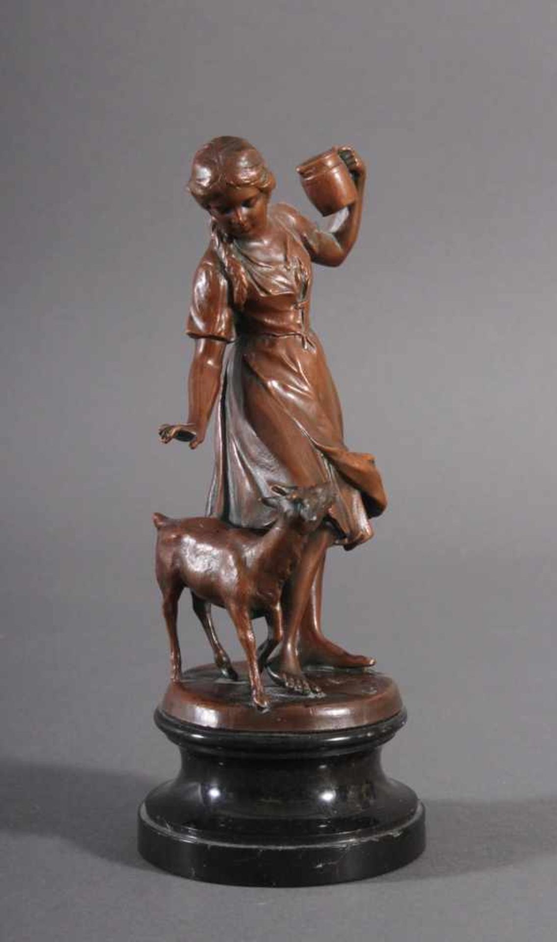 Kupfer-Skulptur Junges Mädchen mit Milchkrug und ZiegeAuf rundem Marmorsockel, unsigniert, ca. - Bild 2 aus 5