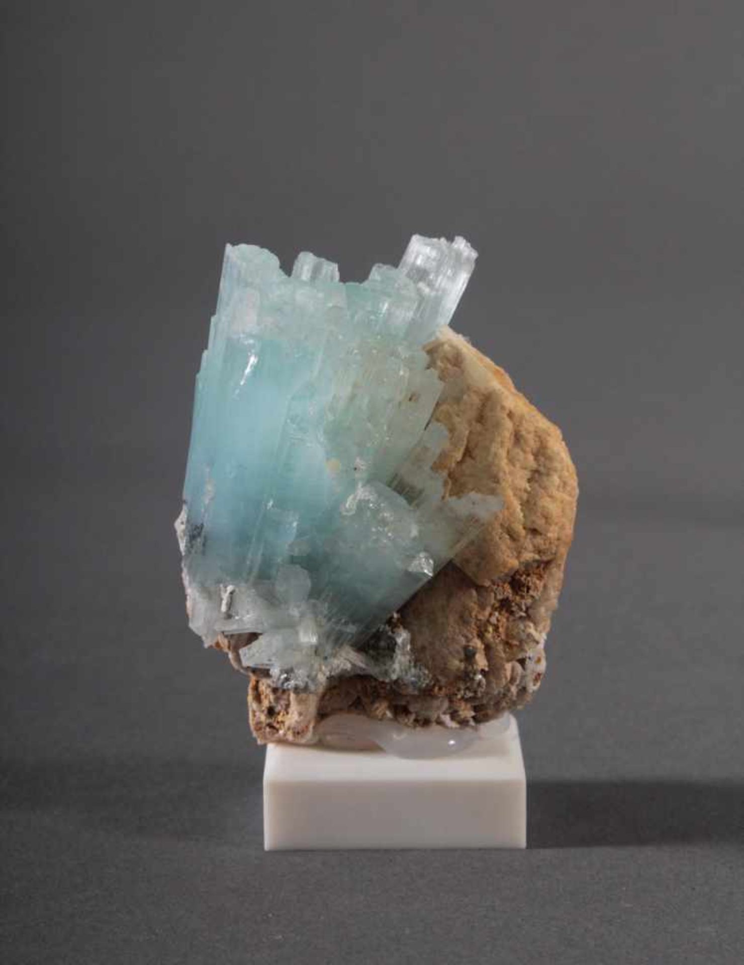 Aquamarin-Stufe, PakistanShigar Valley, Skardu. Sky-Blue-Tranparent, ca. H-8 cm, ca. 143 g, 715 ct - Bild 2 aus 4