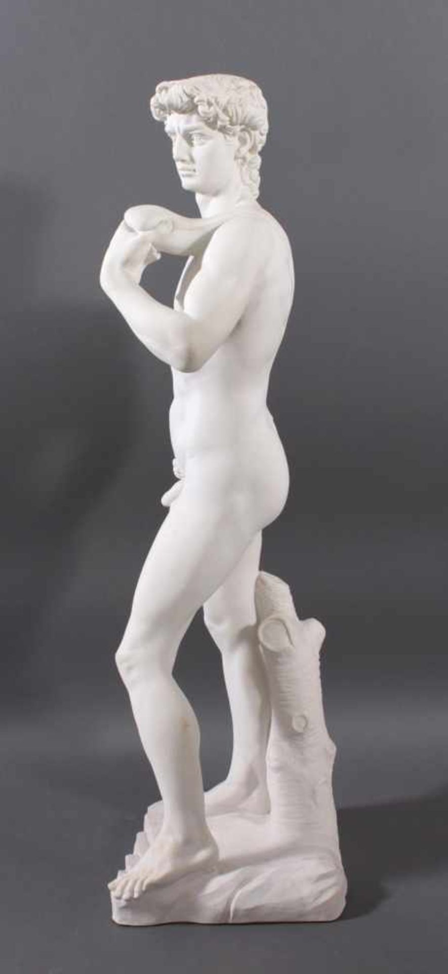 Kunstmarmor-Skulptur, "David"Im Sockelbereich bezeichnet Dal Torrione. Nach Michelangelo - Image 6 of 7