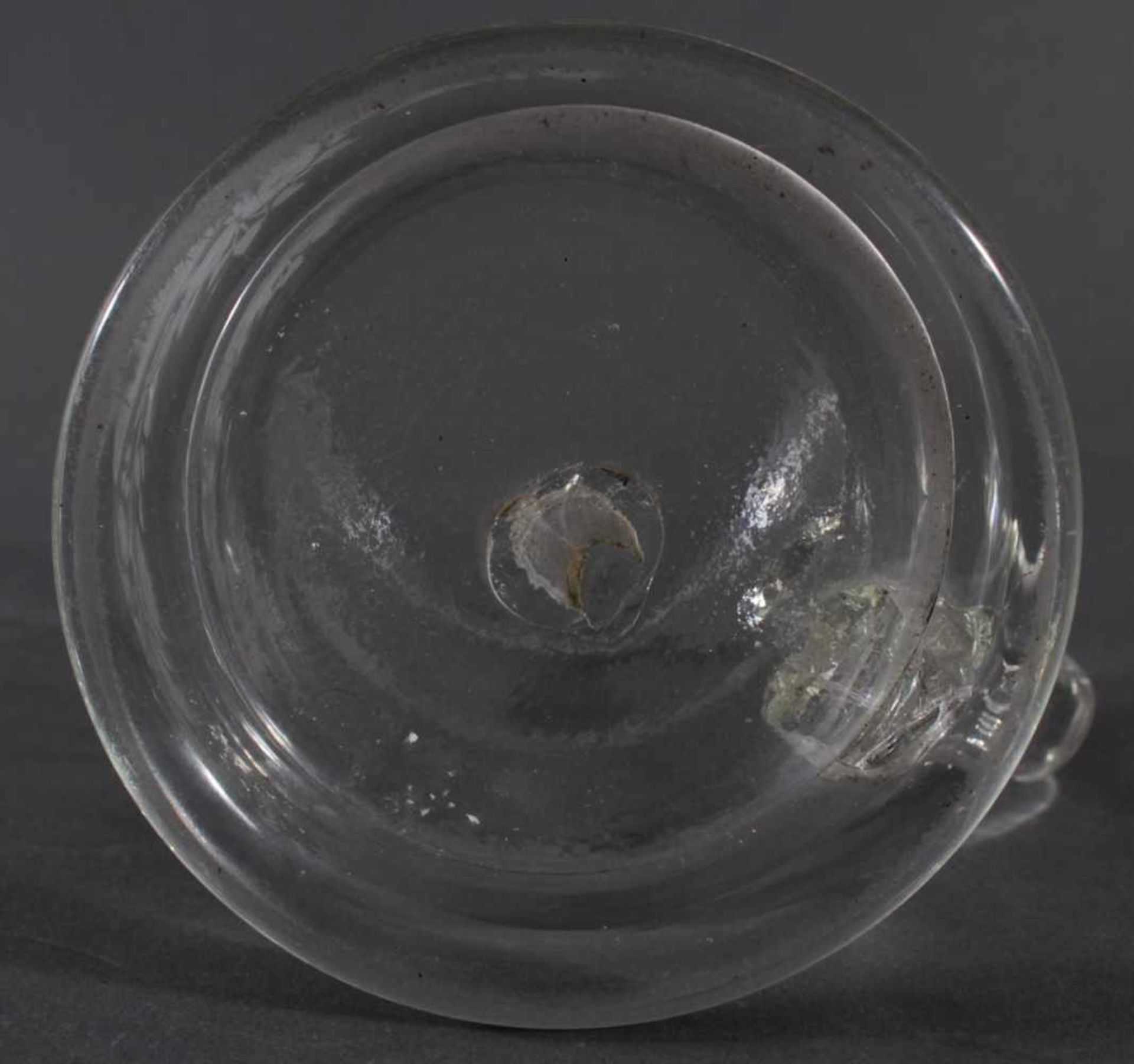 Glaskrug, um 1800Farbloses Glas, bauchige Form, auf der Schauseite im Mattschnitt, stilisiertes - Bild 5 aus 5