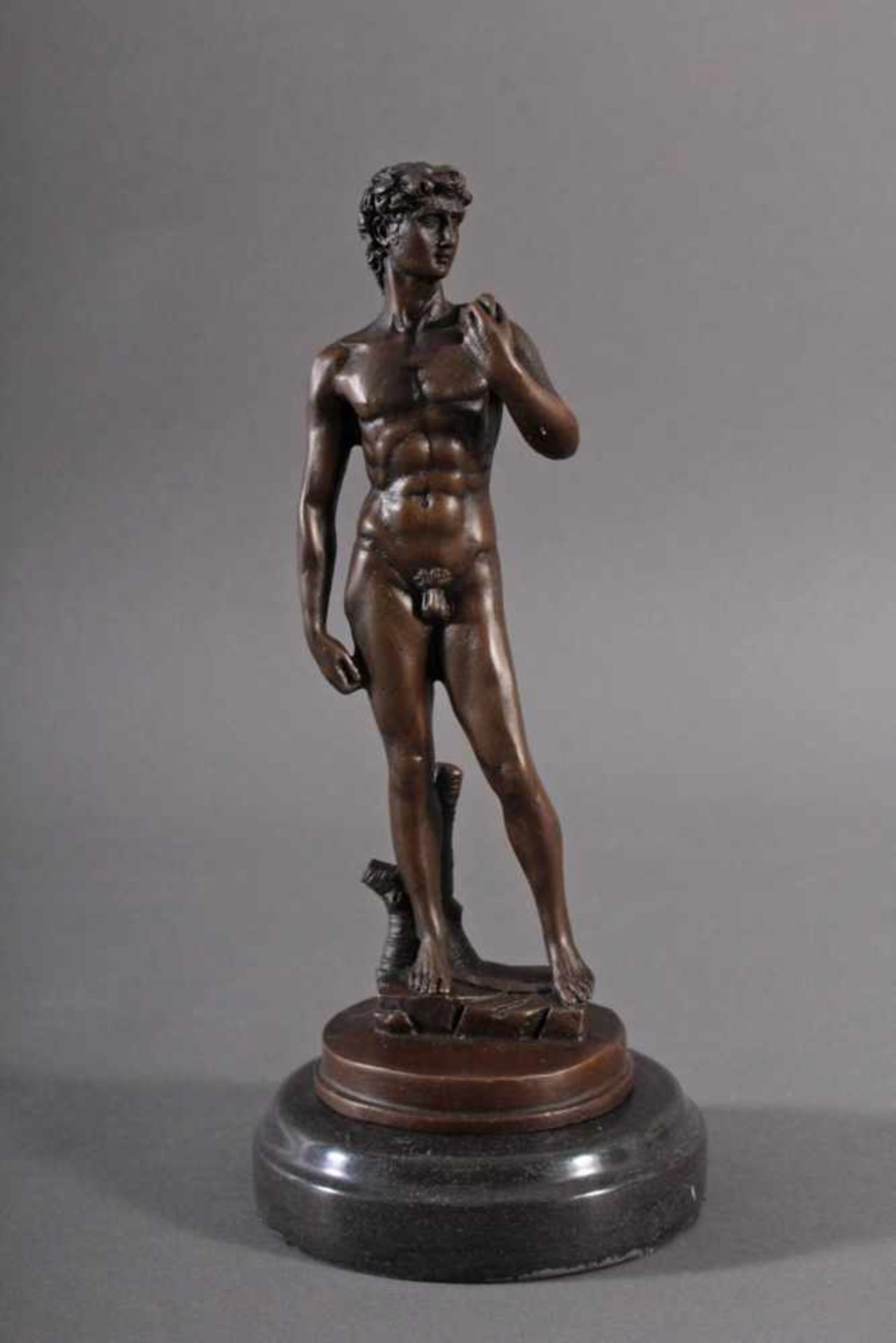 Bronzefigur nach Michelangelo (1475 - 1564), "David"Nachguss, stehende Figur auf runder Plinthe