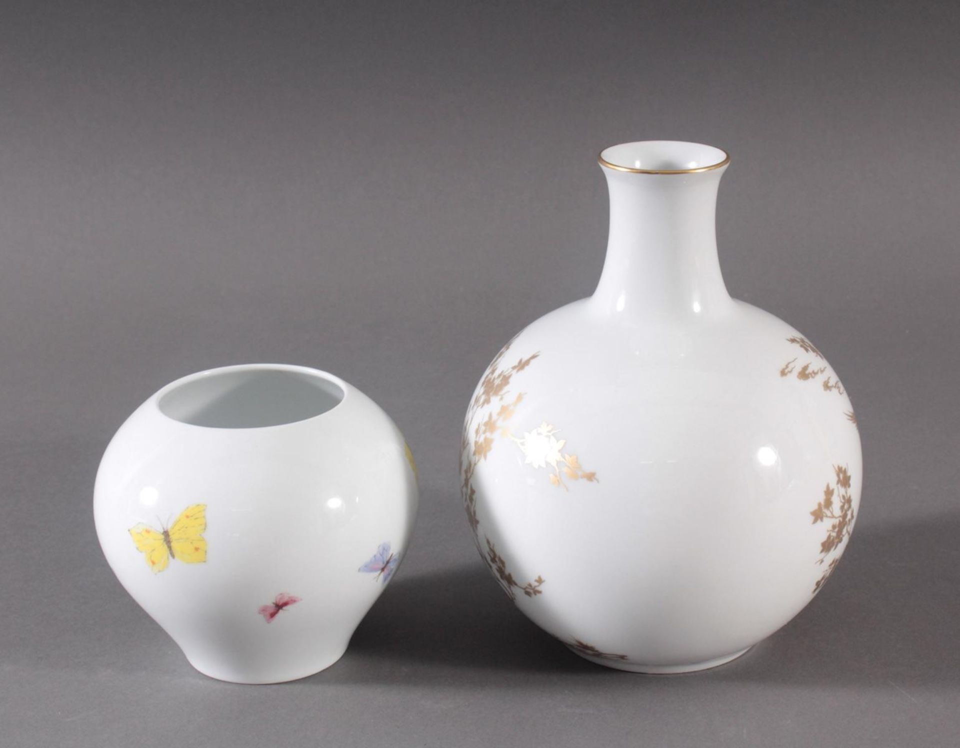 Zwei Hutschenreuther VasenWeißporzellan mit Golddekor ca. H-21 cm und Schmetterlingsdekor, ca. H- - Bild 2 aus 3
