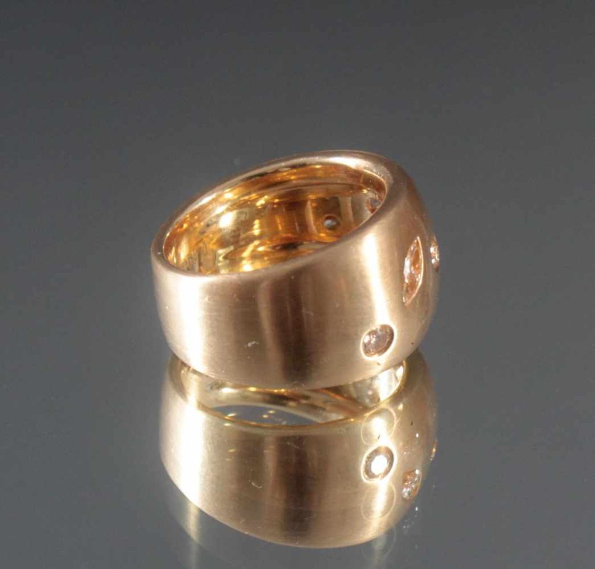 Damenring aus 18 Karat Gelbgold mit 7 DiamantenFacettierte Diamanten in unterschiedlichen - Bild 2 aus 3