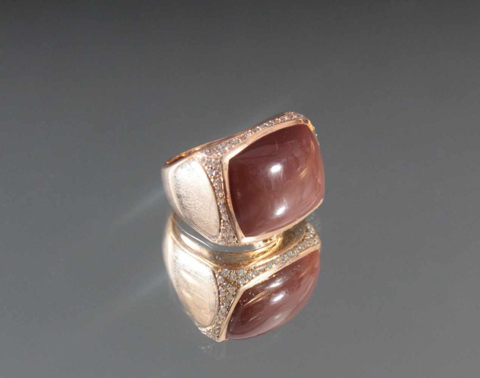 Damenring mit Mondstein und kleinen Diamanten aus 18 Karat RoségoldGroßer Mondstein 2x 1,6 cm,