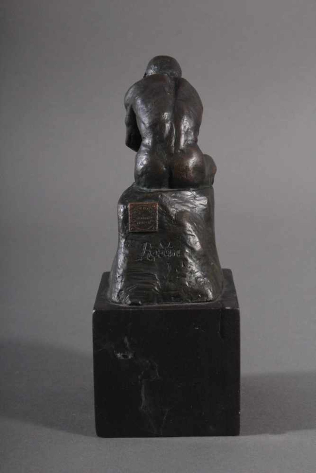 Nach Auguste Rodin (1840 - 1917), "Der Denker"Nachguss. Bronze auf Marmorsockel, verso signiert - Bild 4 aus 6