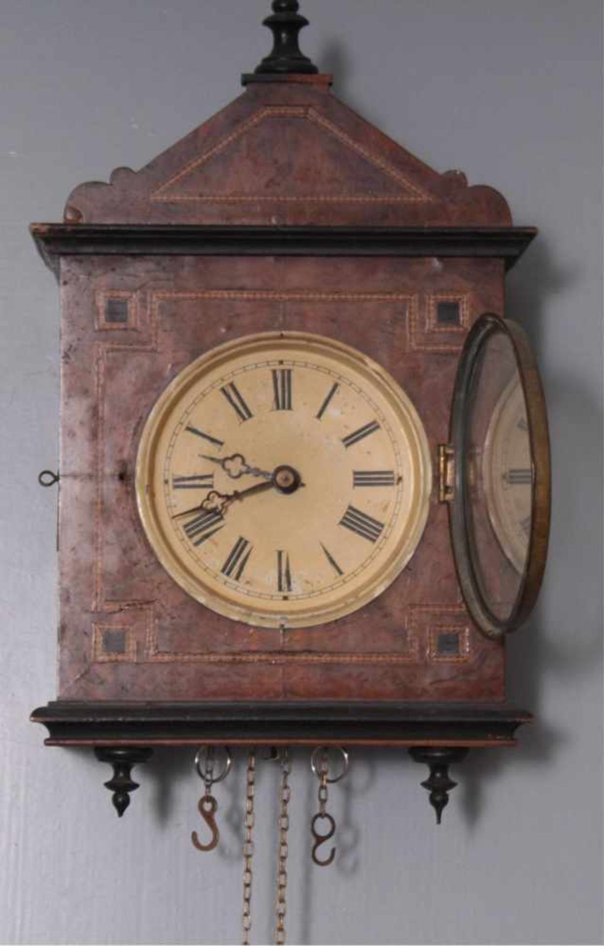 Antike Wanduhr aus dem 19. Jahrhundert2-gewichtig. Furniertes Holzgehäuse mit Intarsien, römische