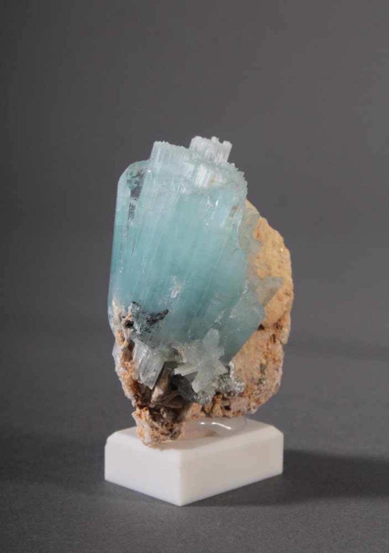 Aquamarin-Stufe, PakistanShigar Valley, Skardu. Sky-Blue-Tranparent, ca. H-8 cm, ca. 143 g, 715 ct