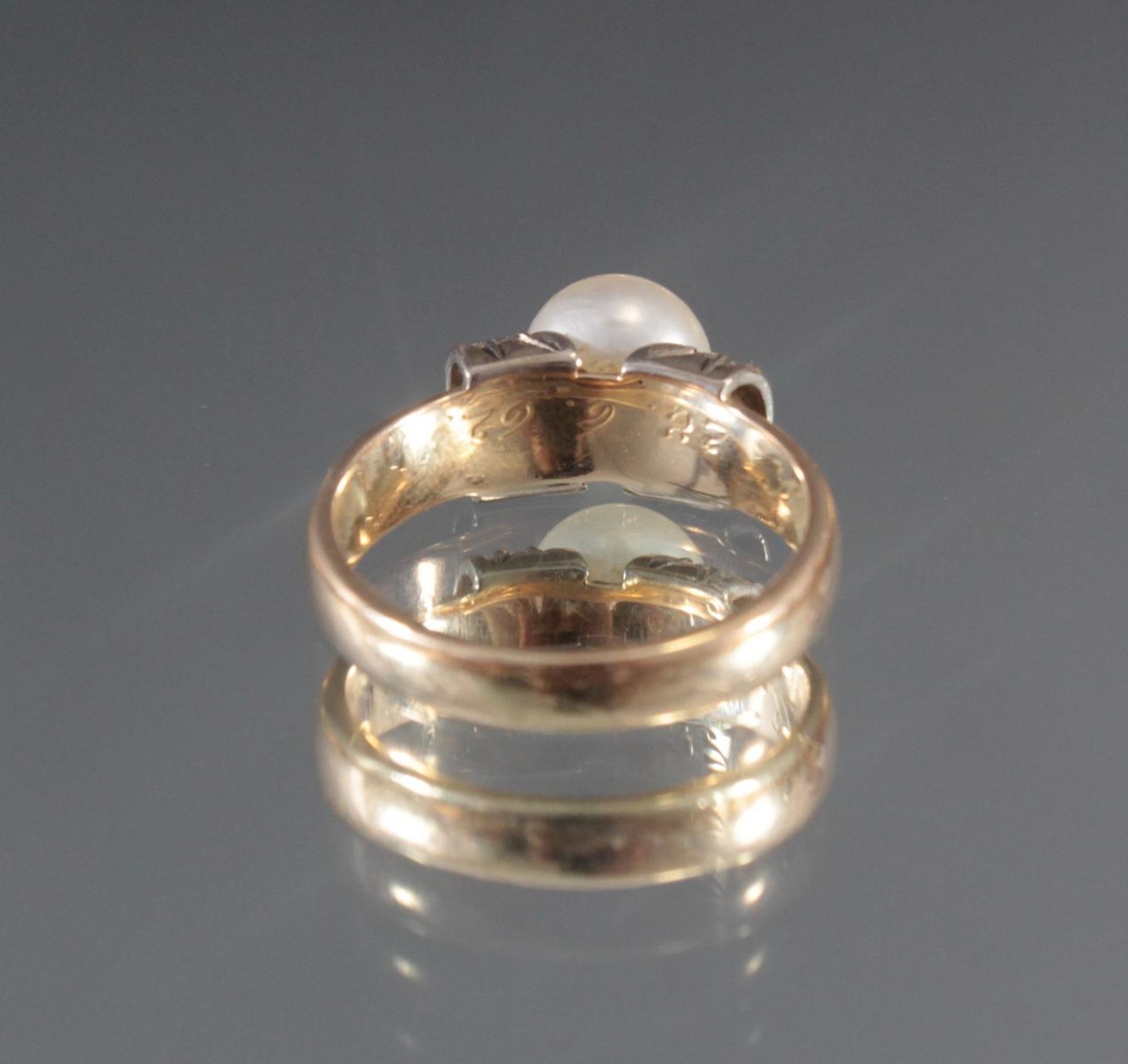 Damenring mit Perle und Diamanten aus 14 Karat GelbgoldZentral gefasste Perle D-0,9 cm, seitlich mit - Bild 3 aus 3