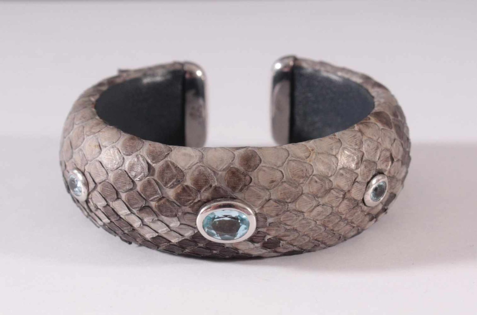 Schlangenleder-Armband mit Aquamarinen und Sterlingsilber-MonturBesetzt mit 5 ovalen Aquamarinen