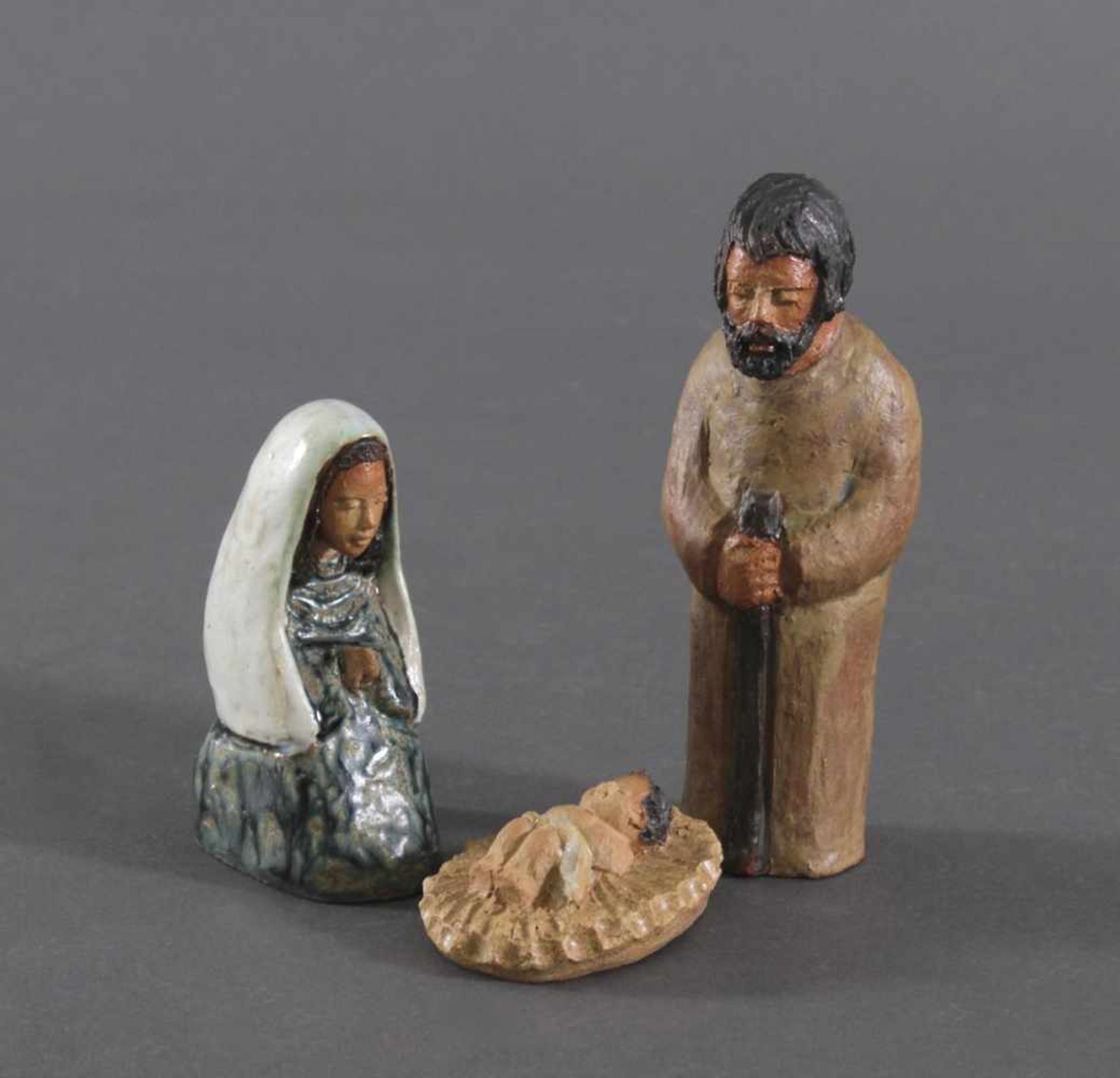 Maria und Josef mit dem Jesuskind, 1 Hälfte 20. Jh.Aus braunem Ton plastisch modelliert, farbig