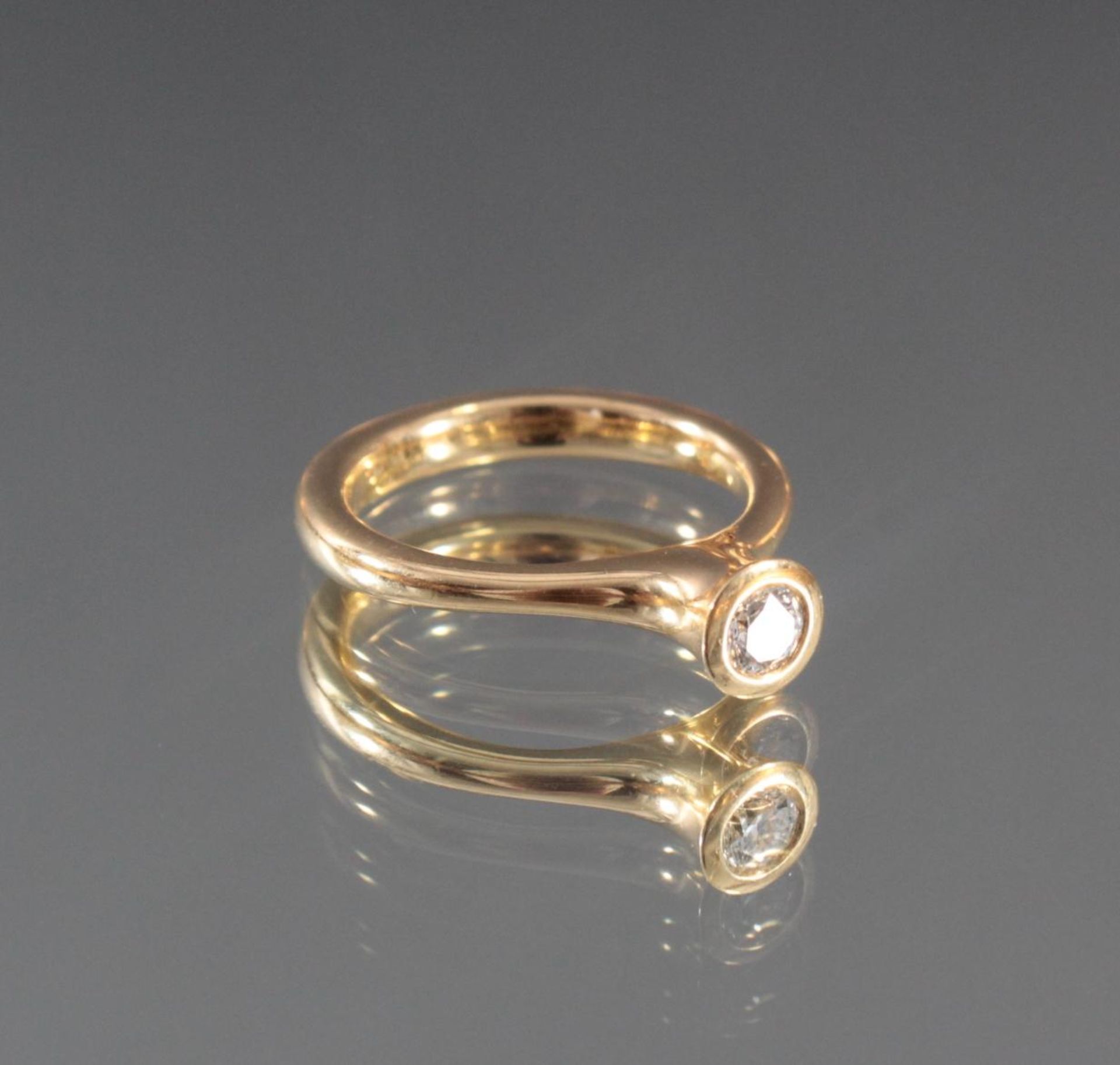 Damenring aus 18 Karat Gelbgold mit DiamantPunziert 750, Diamant von ca. 0,20 Karat, RG 53, 6,12 g - Bild 2 aus 4