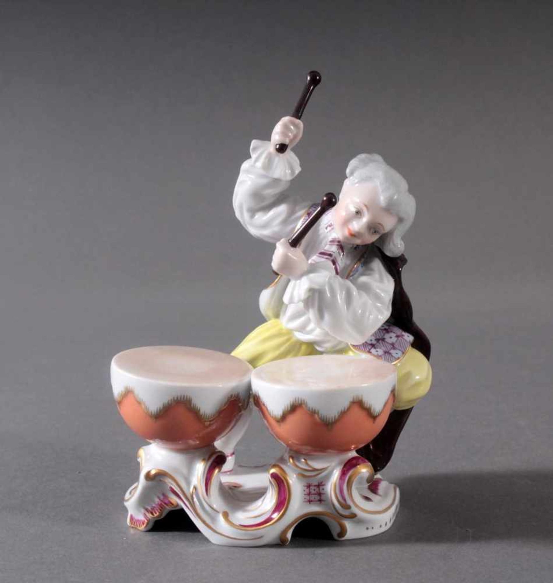 Musiker mit Pauken - HoechstPorzellan, polychrom gefasste Figur auf rocaillierter Plinthe,