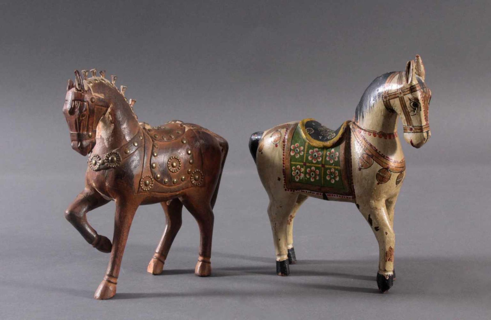 2 Pferdeskulpturen aus Holz 1. Hälfte 20. Jh.Aus dem Vollholz geschnitzt, farbig gefasst, ca. 26 x
