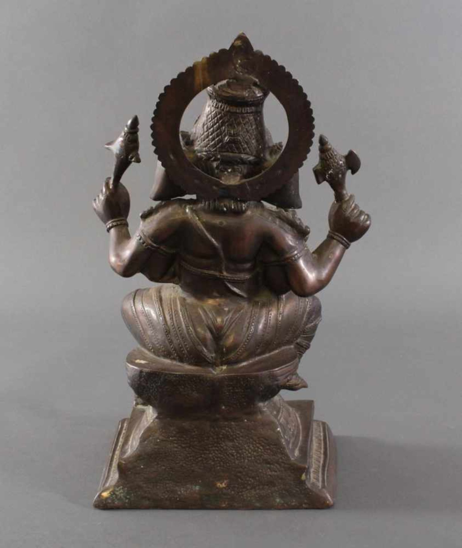 Große Ganesha, Indien um 1900 aus BronzeSkulptur der Ganesha auf doppeltem Lotussockel sitzend, - Bild 2 aus 2