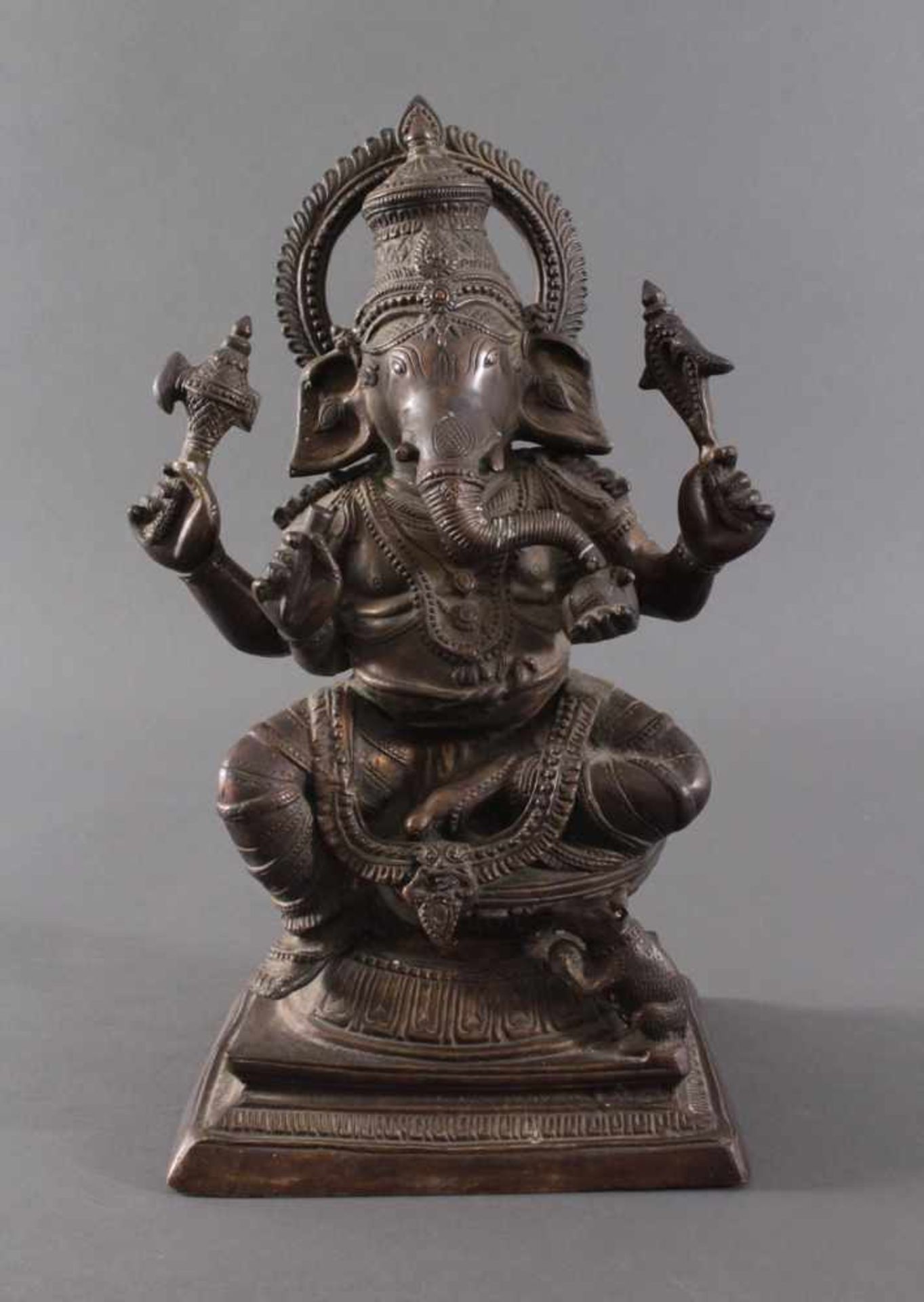 Große Ganesha, Indien um 1900 aus BronzeSkulptur der Ganesha auf doppeltem Lotussockel sitzend,