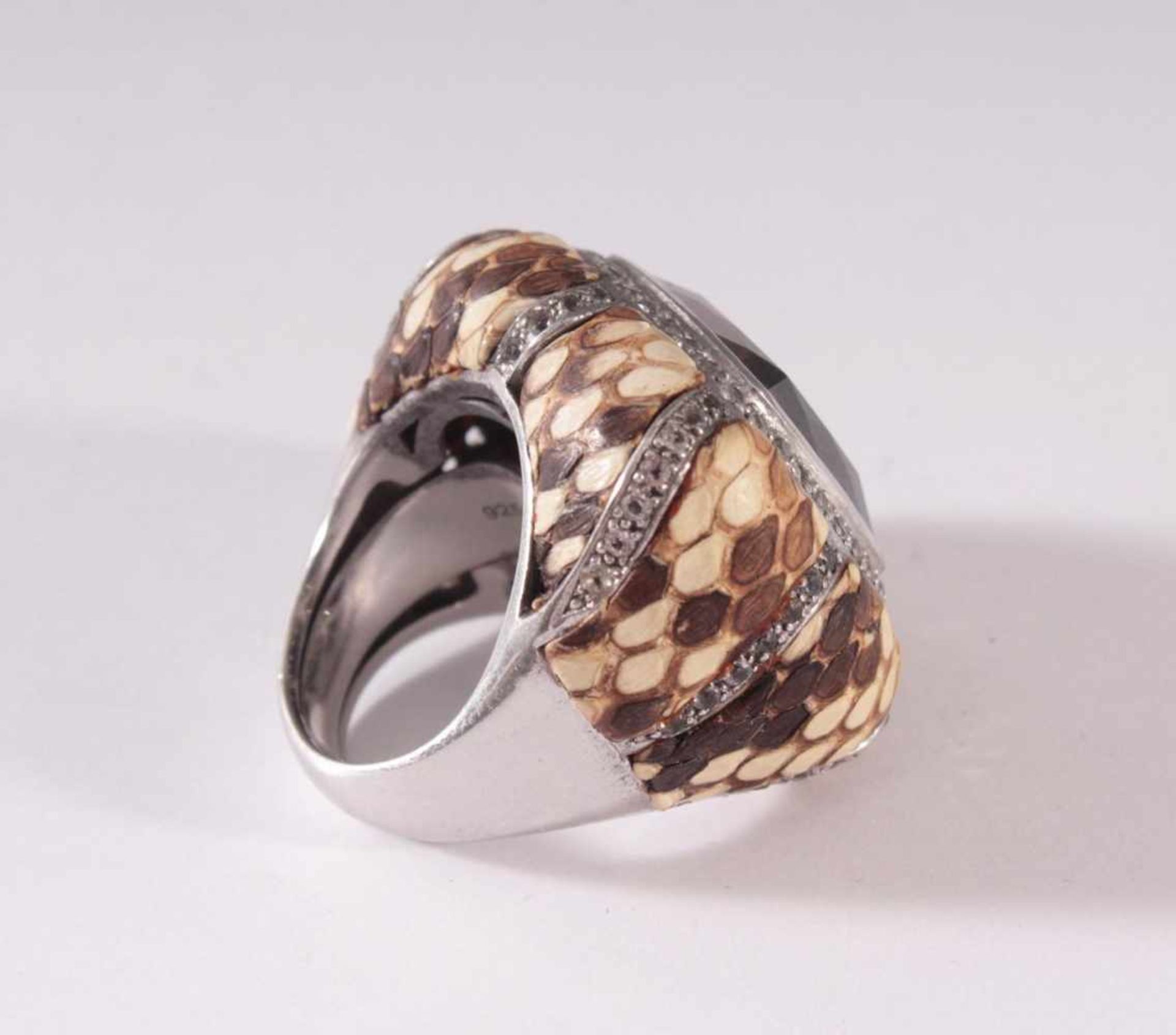 Schlangenleder-Ring mit Rauchquarz und DiamantenSterlingsilber-Ring mit Schlangenleder-Überzug, - Bild 3 aus 4