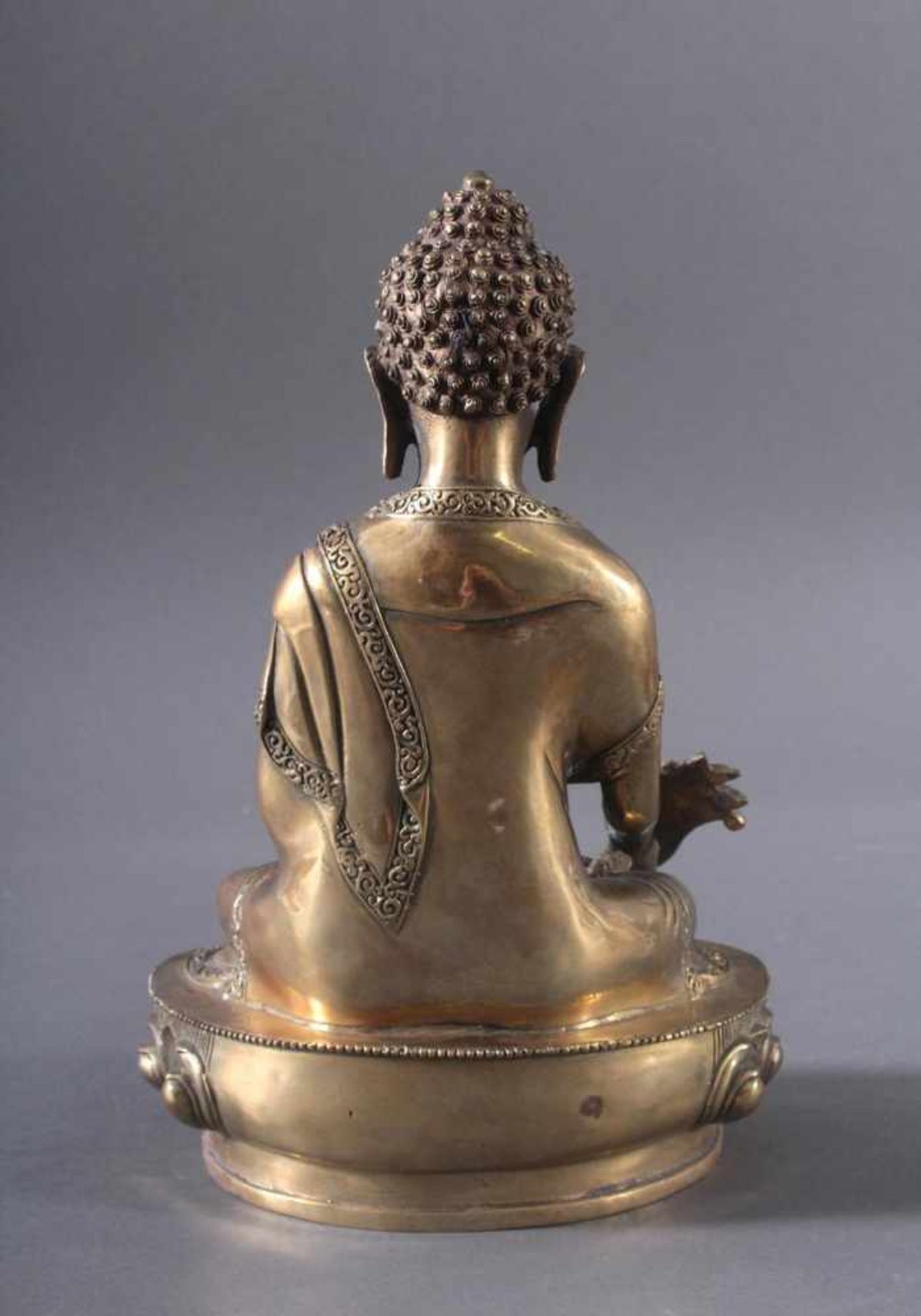 Medizin-Buddha, Indien, 20. Jh.Aus Messing gefertigt, Buddha in typischer Meditationshaltung auf - Bild 2 aus 3