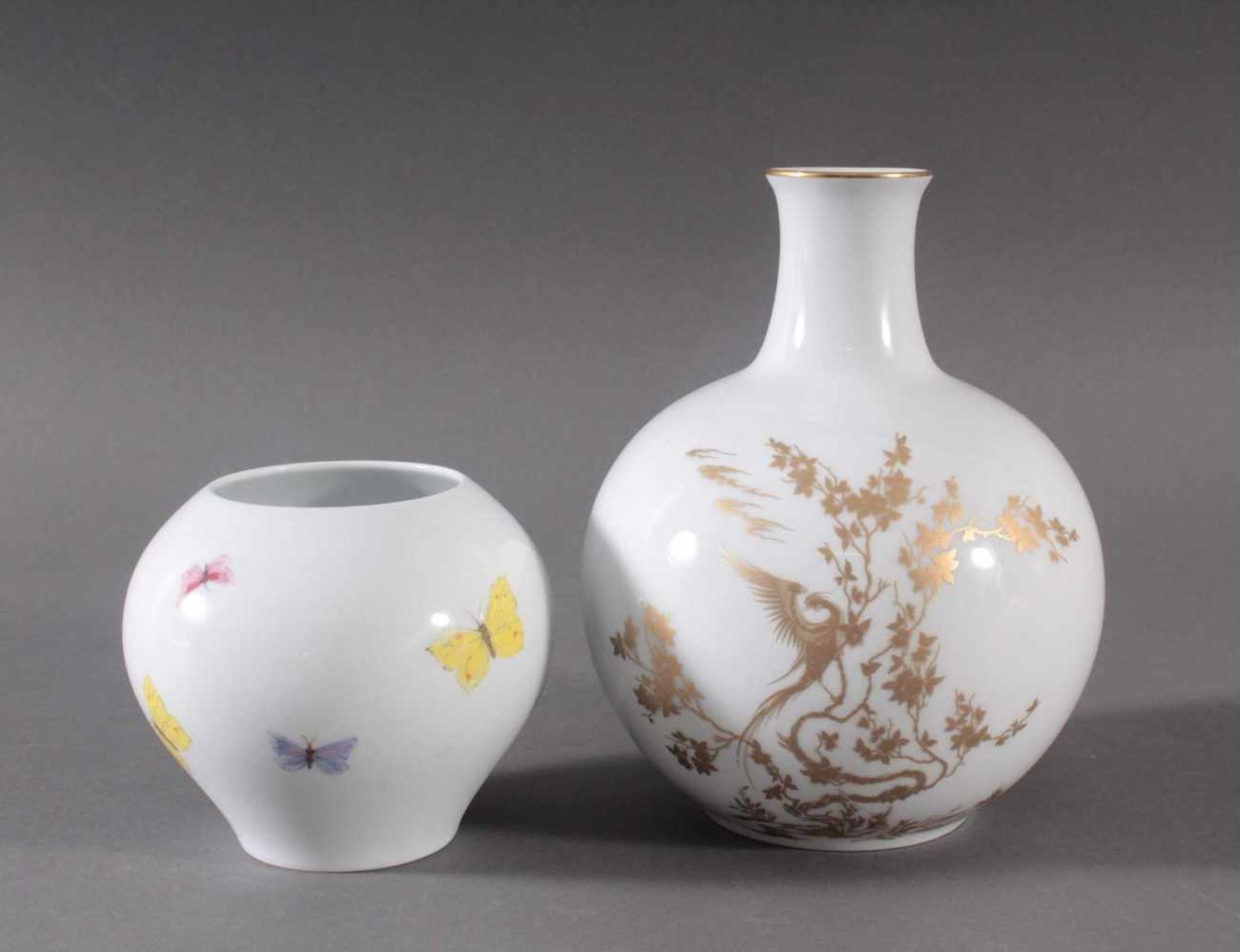 Zwei Hutschenreuther VasenWeißporzellan mit Golddekor ca. H-21 cm und Schmetterlingsdekor, ca. H-