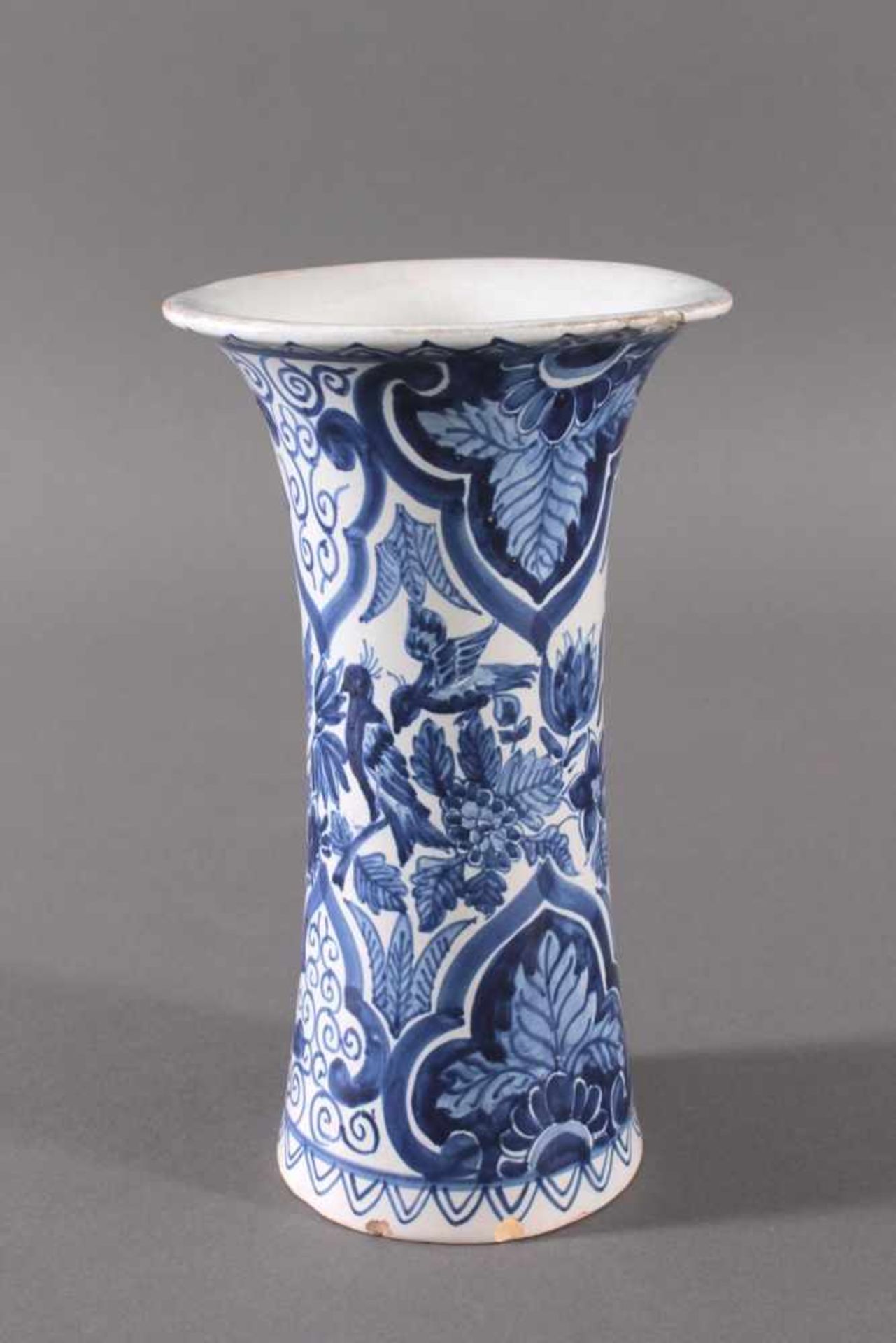 Fayence Vase, Holland, 19. JahrhundertKeramik Trichter-Form, Wandung mit Blaumalerei von Blumen- und - Bild 3 aus 6