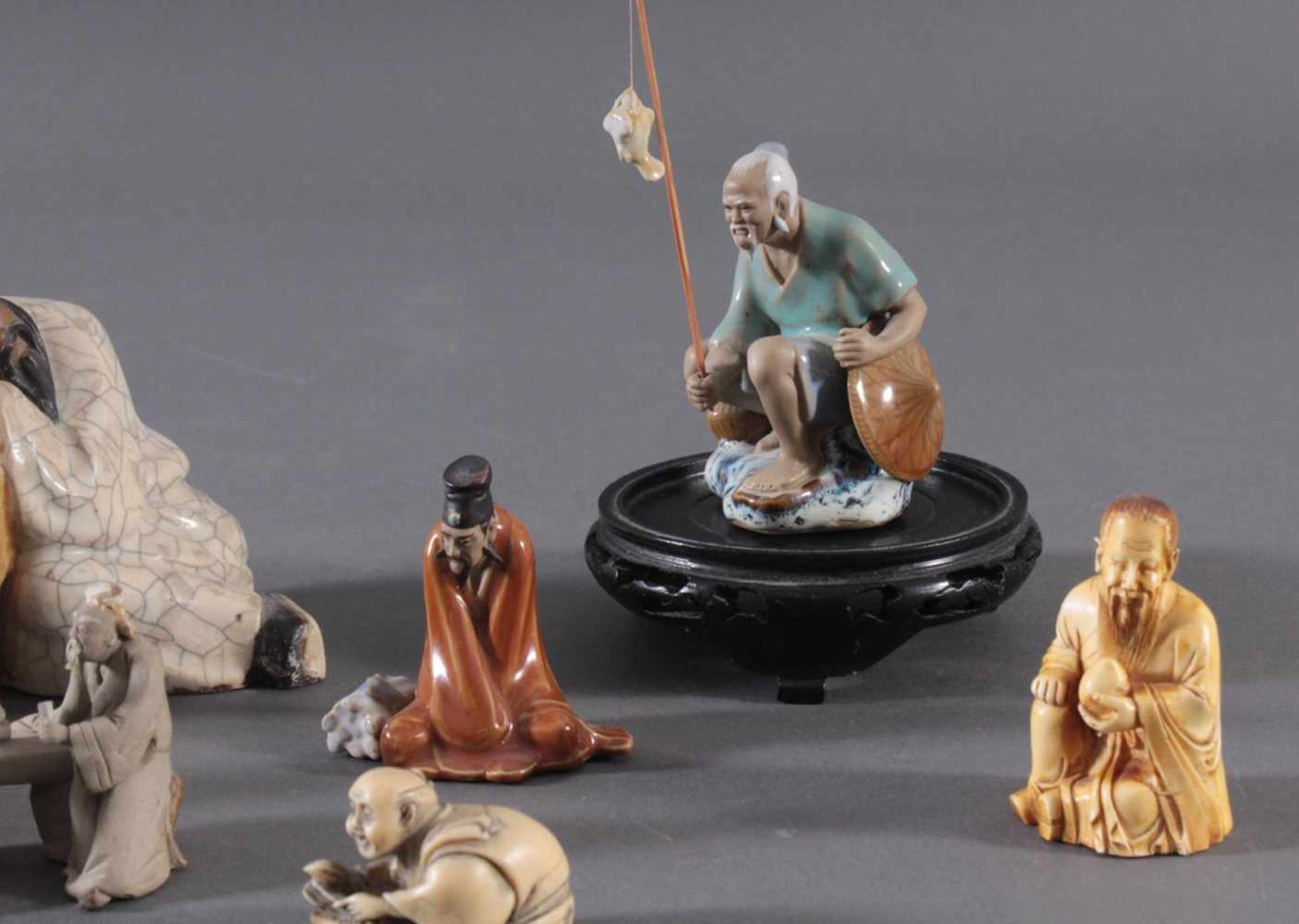 9 asiatische Figuren6x Keramik, neuzeitlich, unterschiedliche Figuren, farbig lasiert, ca. H-6 bis - Bild 4 aus 6