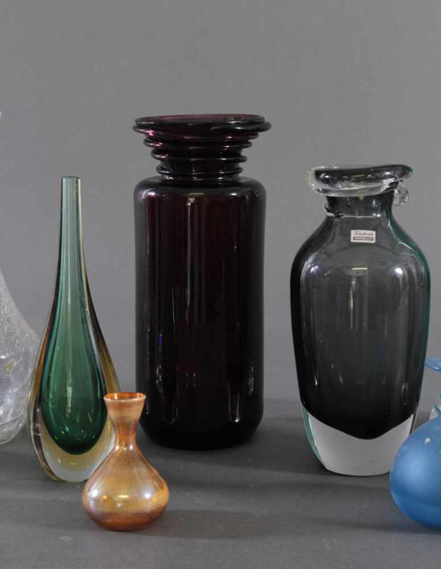 Konvolut von 10 VasenFarbloses Glas, unterschiedliche Formen und Größen, 1x mit spiralförmiger - Bild 3 aus 7