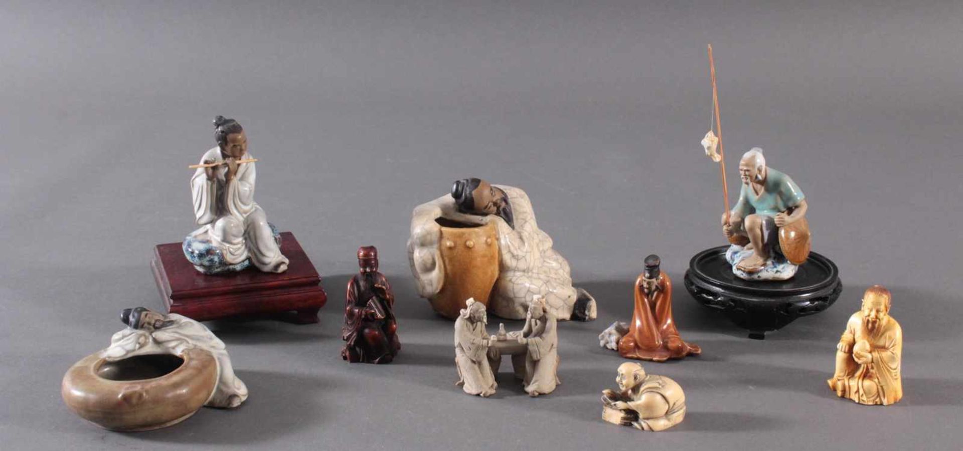 9 asiatische Figuren6x Keramik, neuzeitlich, unterschiedliche Figuren, farbig lasiert, ca. H-6 bis