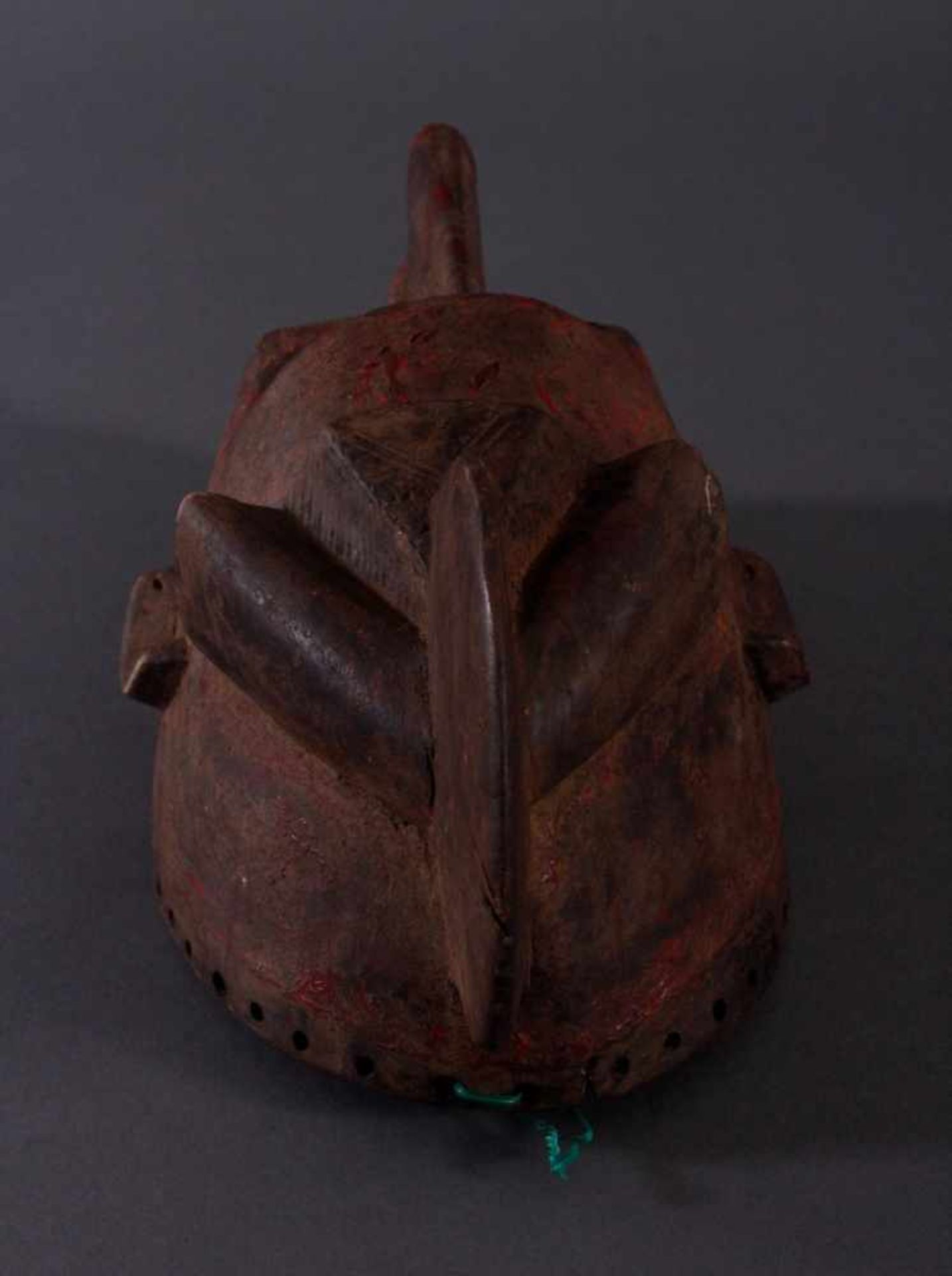 Antike Maske, Baule, ElfenbeinküsteHolz, geschnitzt, rot gefärbt, ca. L-32 cm- - -20.00 % buyer's - Bild 5 aus 6