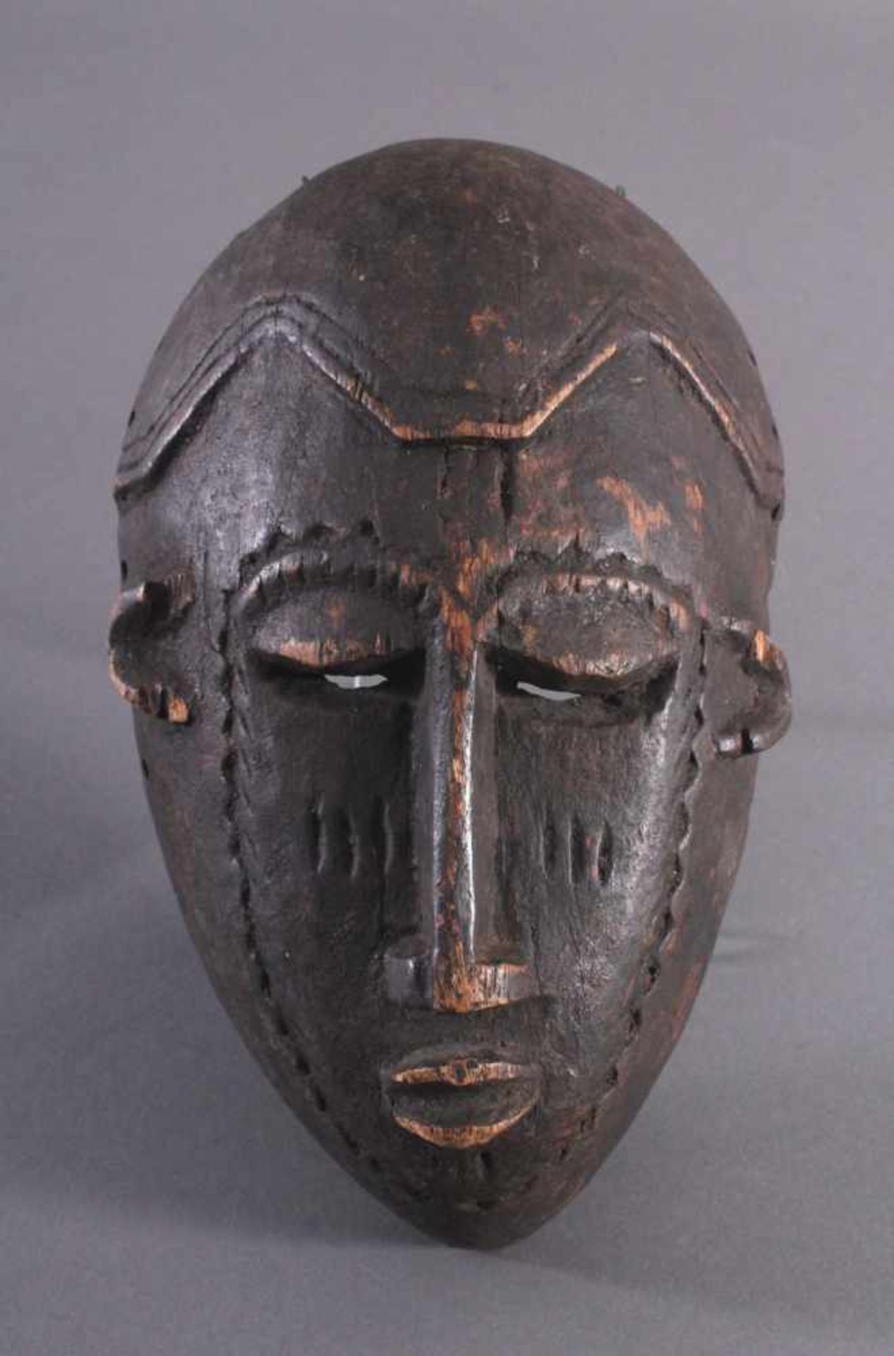Antike Maske, Kwele-GabunHolz, geschnitzt, dunkle Patina, Narbentatauierung, ca. L-27 cm- - -20.00 %