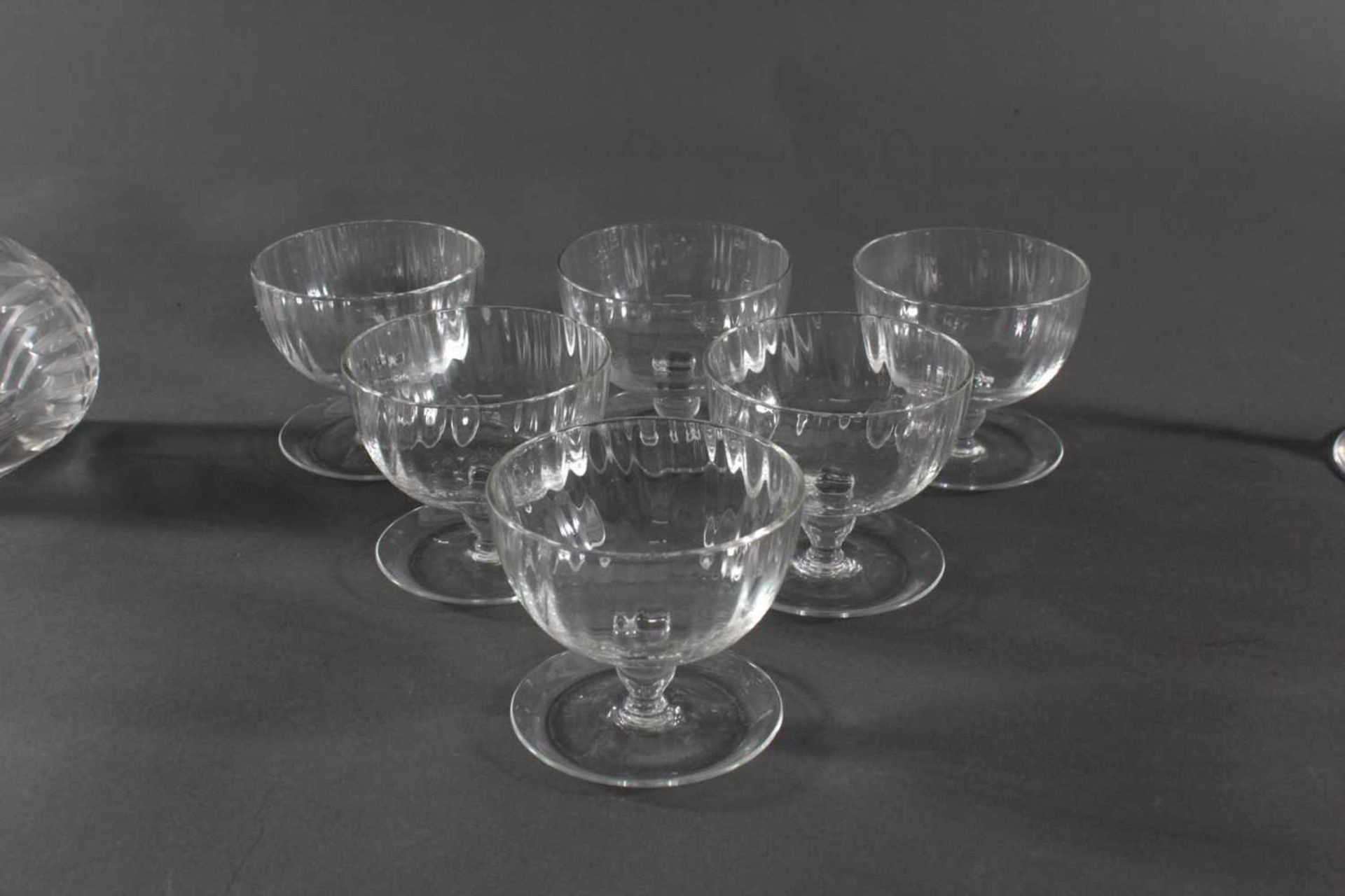 Glas Konvolut, 8 TeileTheresienthal, großes Weinglas. Farbloses Glas. Umlaufend facettiert - Image 4 of 6