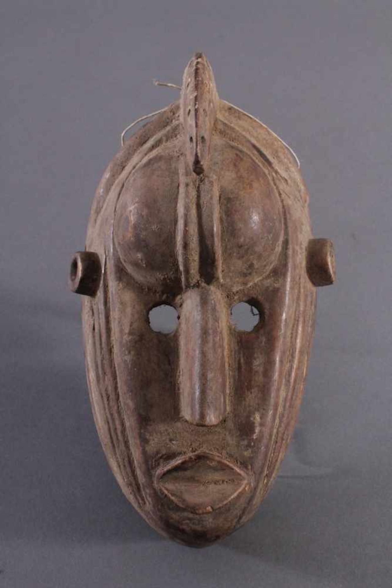 Antike Maske, Mumuye, NigeriaHelles Holz, geschnitzt, braune Patina, ca. L-26 cm- - -20.00 % buyer's