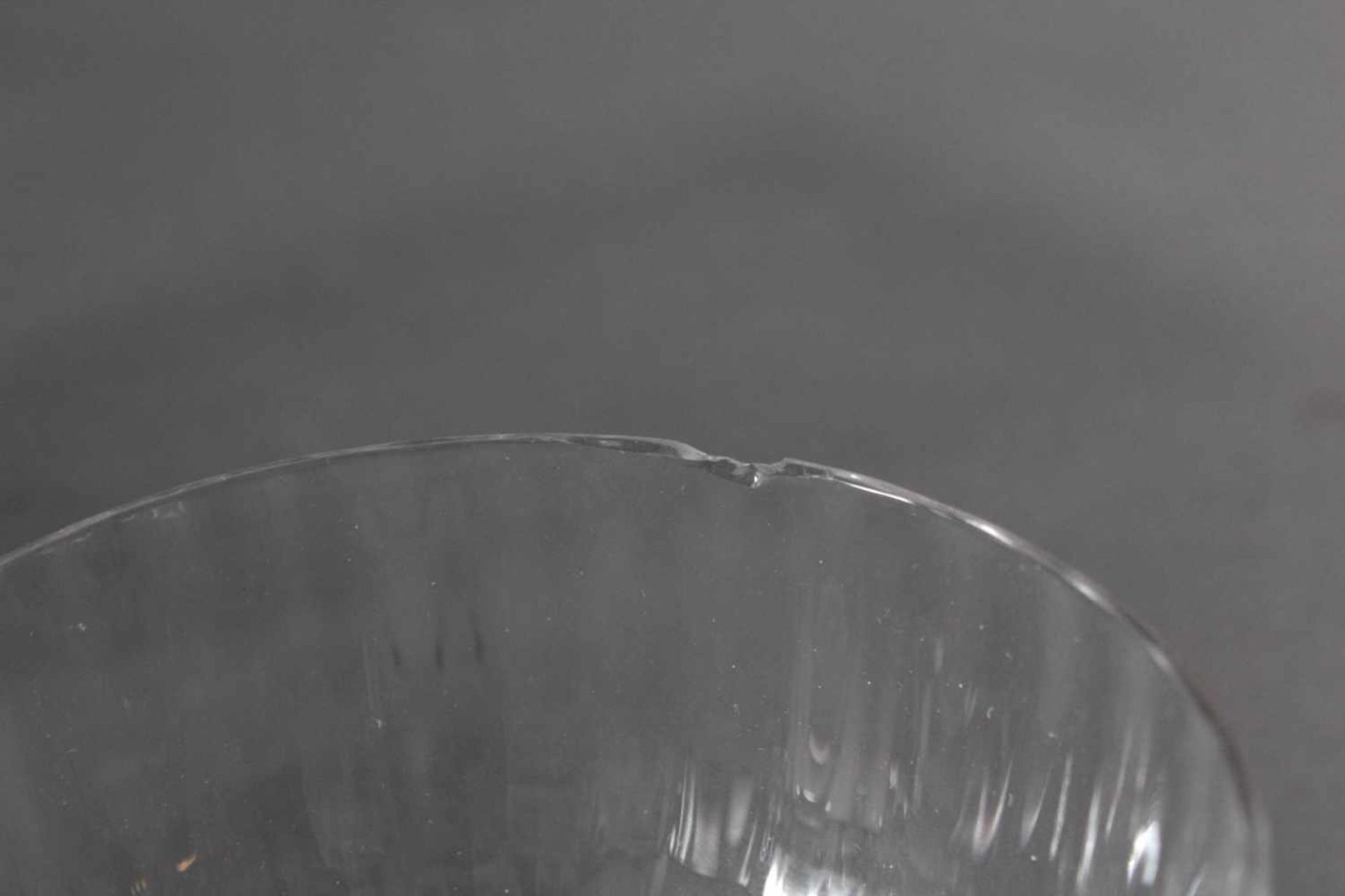 Glas Konvolut, 8 TeileTheresienthal, großes Weinglas. Farbloses Glas. Umlaufend facettiert - Bild 6 aus 6