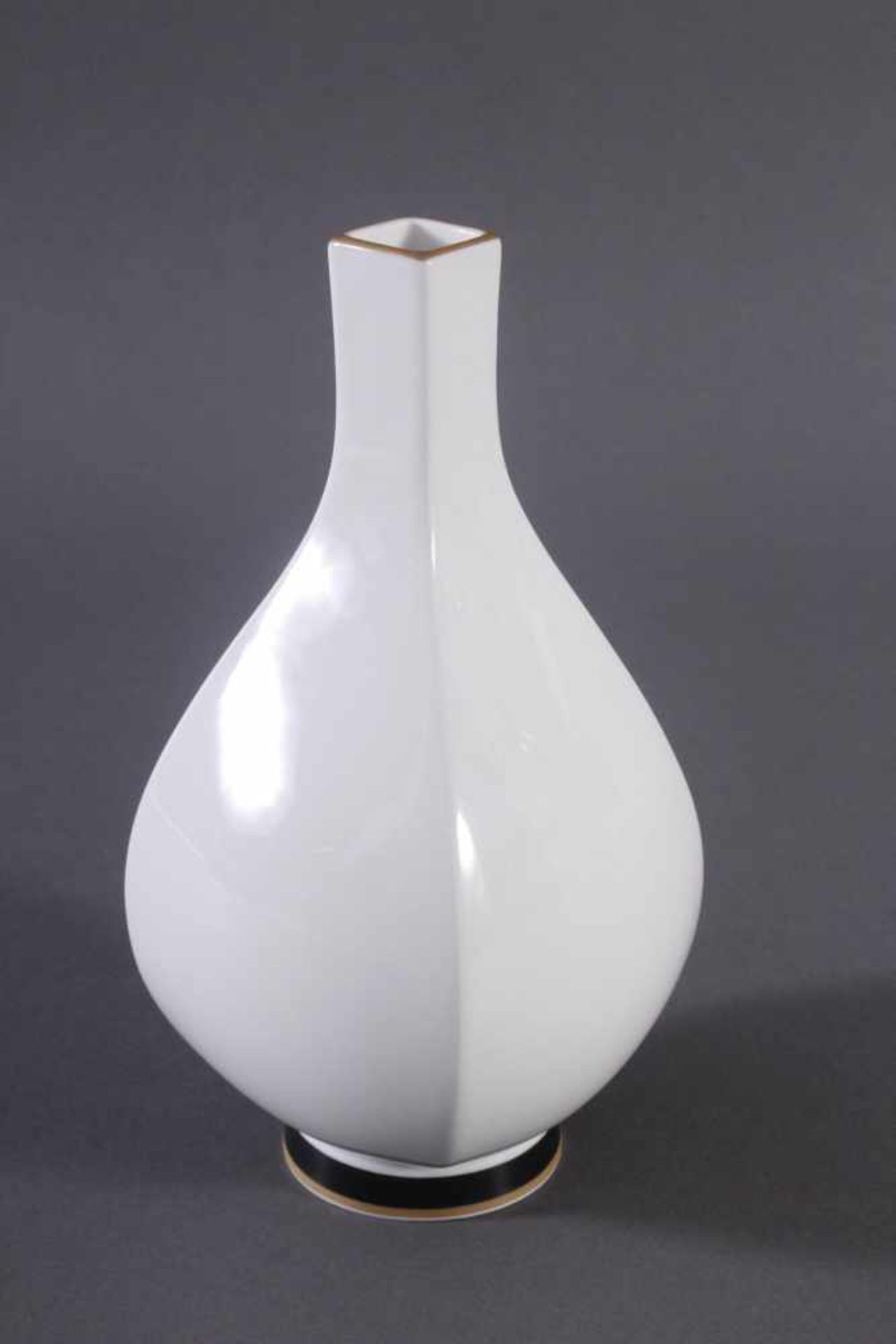 Vase, Entwurf Trude Petri, KPM Berlin4-kantige Balusterform, Weißporzellan, farbig staffierter - Bild 2 aus 3