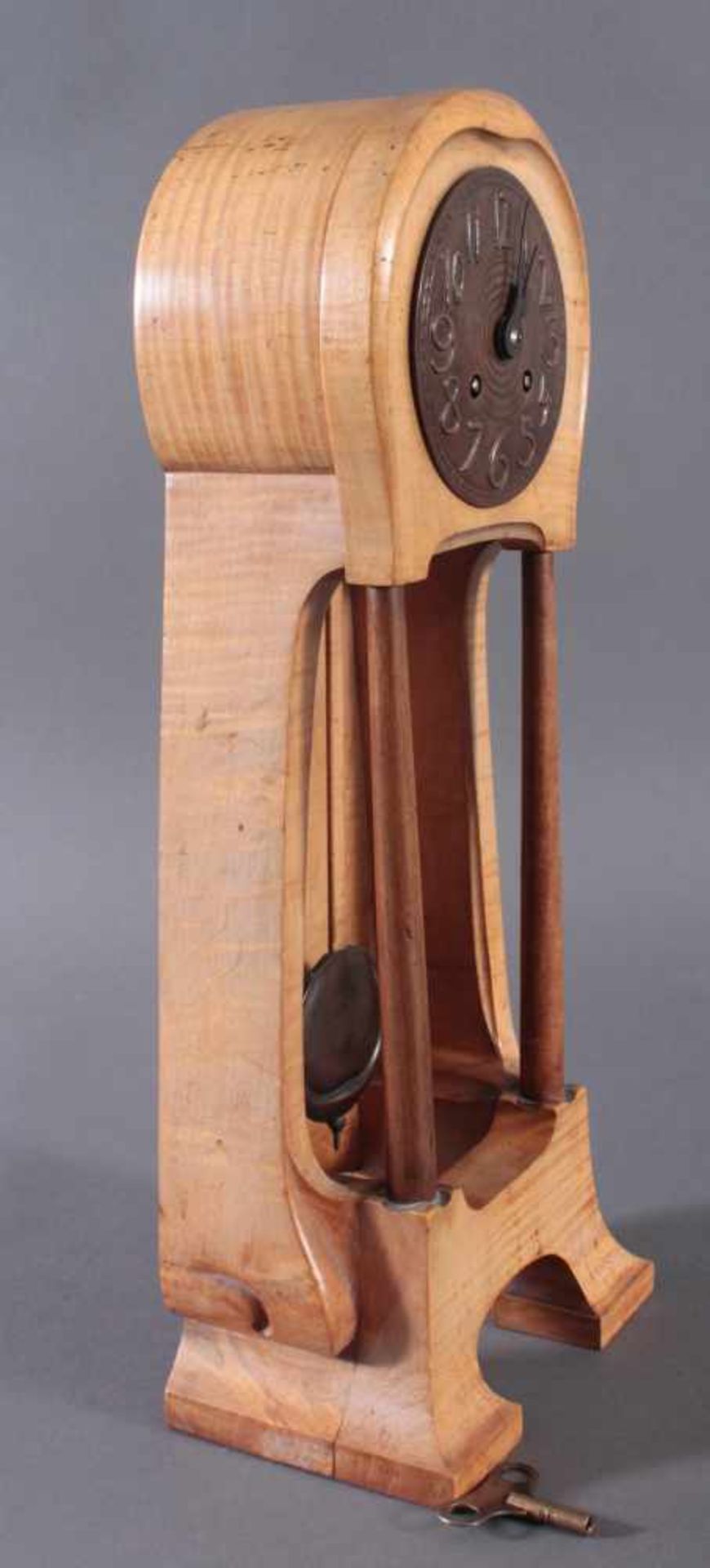 Jugendstil TischuhrHolz mit verschnörkelten Messingzifferblatt. Höhe ca. 46 cm.Lenzkirch Uhrwerk mit - Bild 2 aus 4