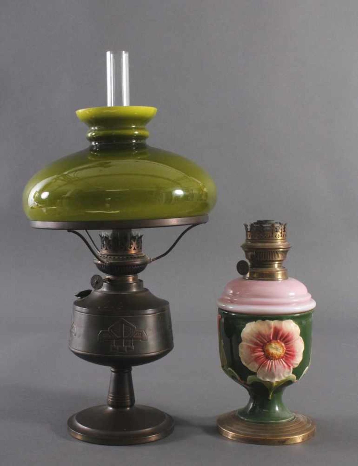 Zwei Petroleum Lampen um 19201x zylindrischer Messing Korpus mit geometrischem Jugendstil Relief,