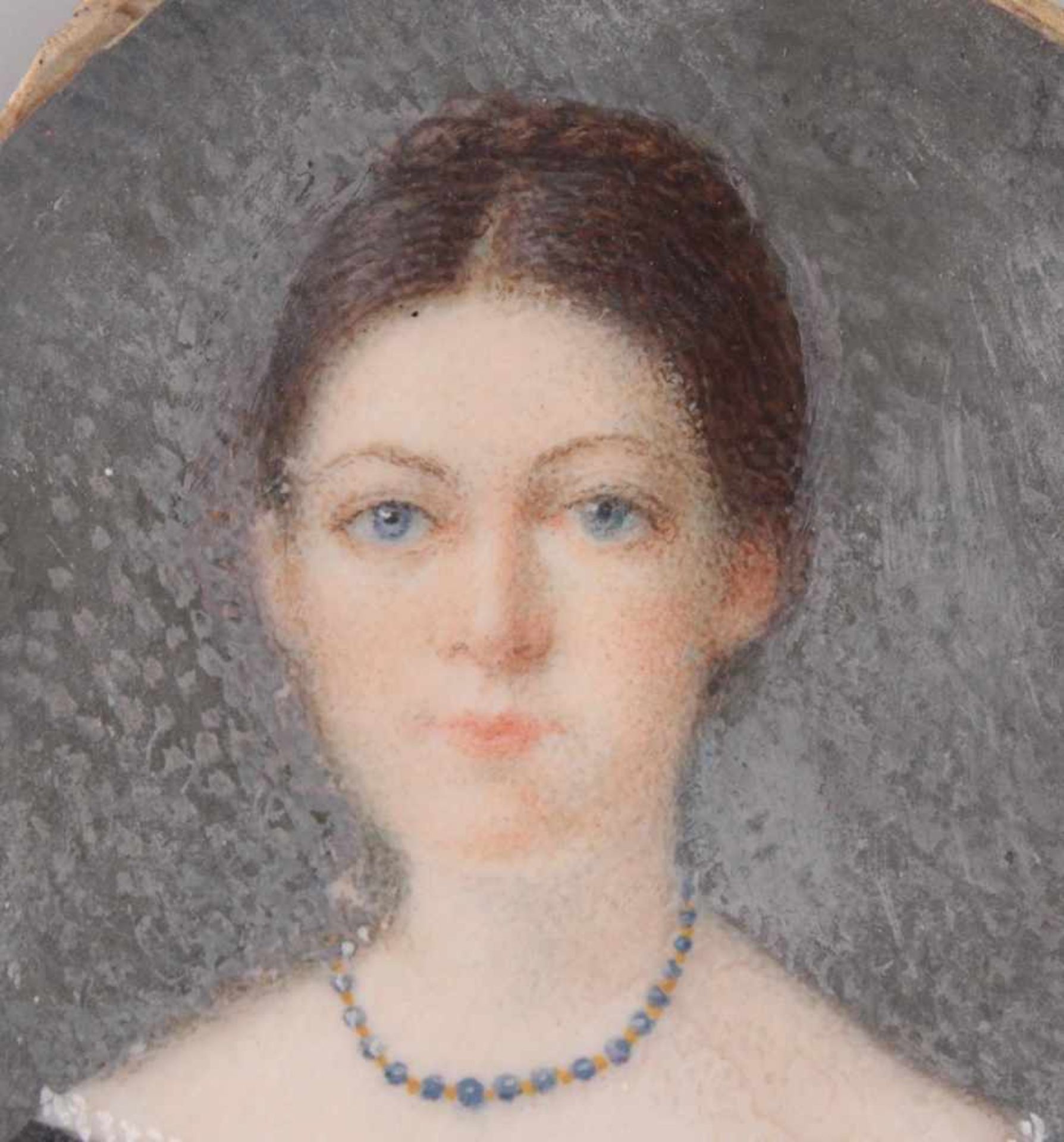 Miniaturportrait des 19. JahrhundertsÖl auf Elfenbein. Portrait einer jungen Lady mit Perlenkette, - Bild 3 aus 5