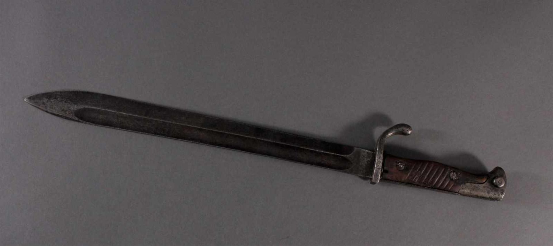 Seitengewehr M98/05Ohne Scheide. Altersgemäßer Zustand, Länge ca. 49,5 cm, Klingenlänge ca. 36 - Image 2 of 3