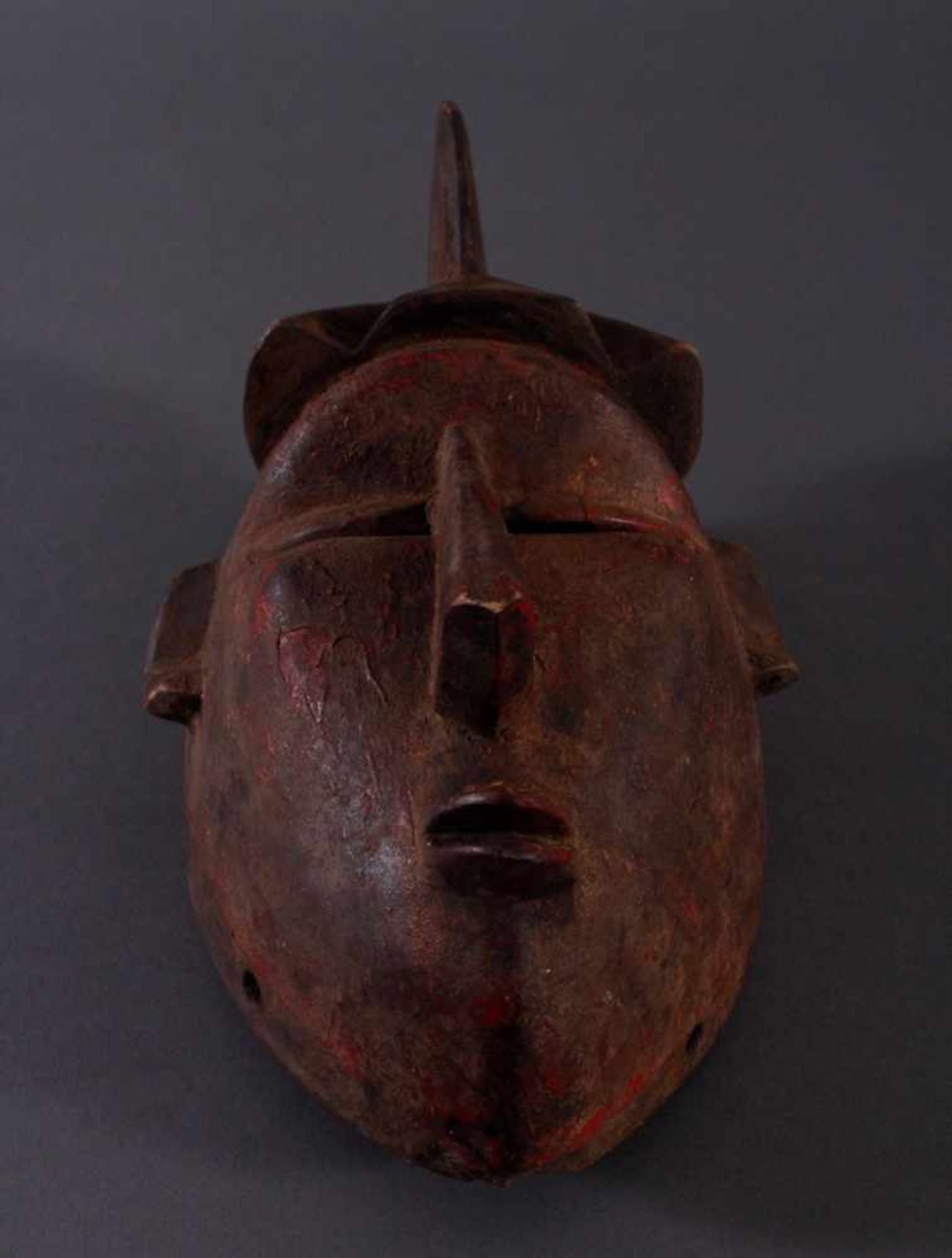 Antike Maske, Baule, ElfenbeinküsteHolz, geschnitzt, rot gefärbt, ca. L-32 cm- - -20.00 % buyer's - Bild 4 aus 6