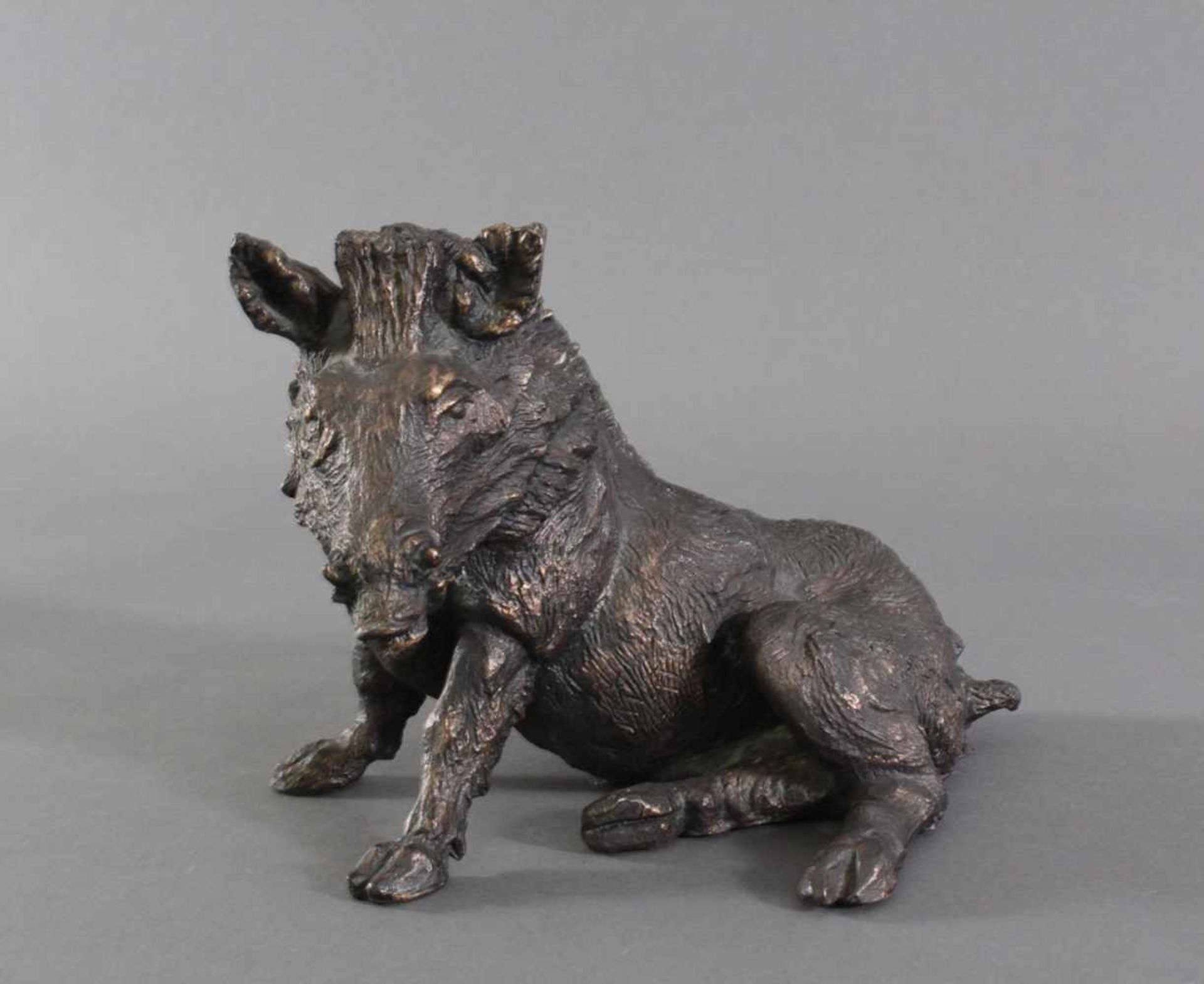 Sitzendes Wildschwein aus Bronze 20. Jh.Vollplastische Darstellung einer sitzenden Wildsau,