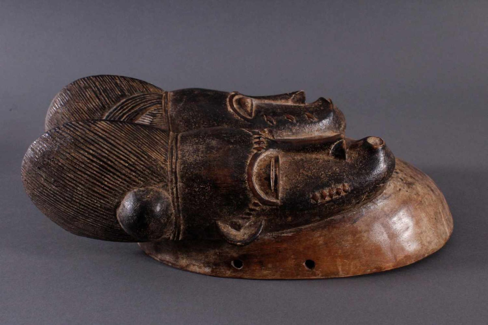 Antike Zwillingsmaske der Baule, ElfenbeinküsteHolz, geschnitzt, dunkle Patina. Feine Zwillingsmaske - Image 2 of 4