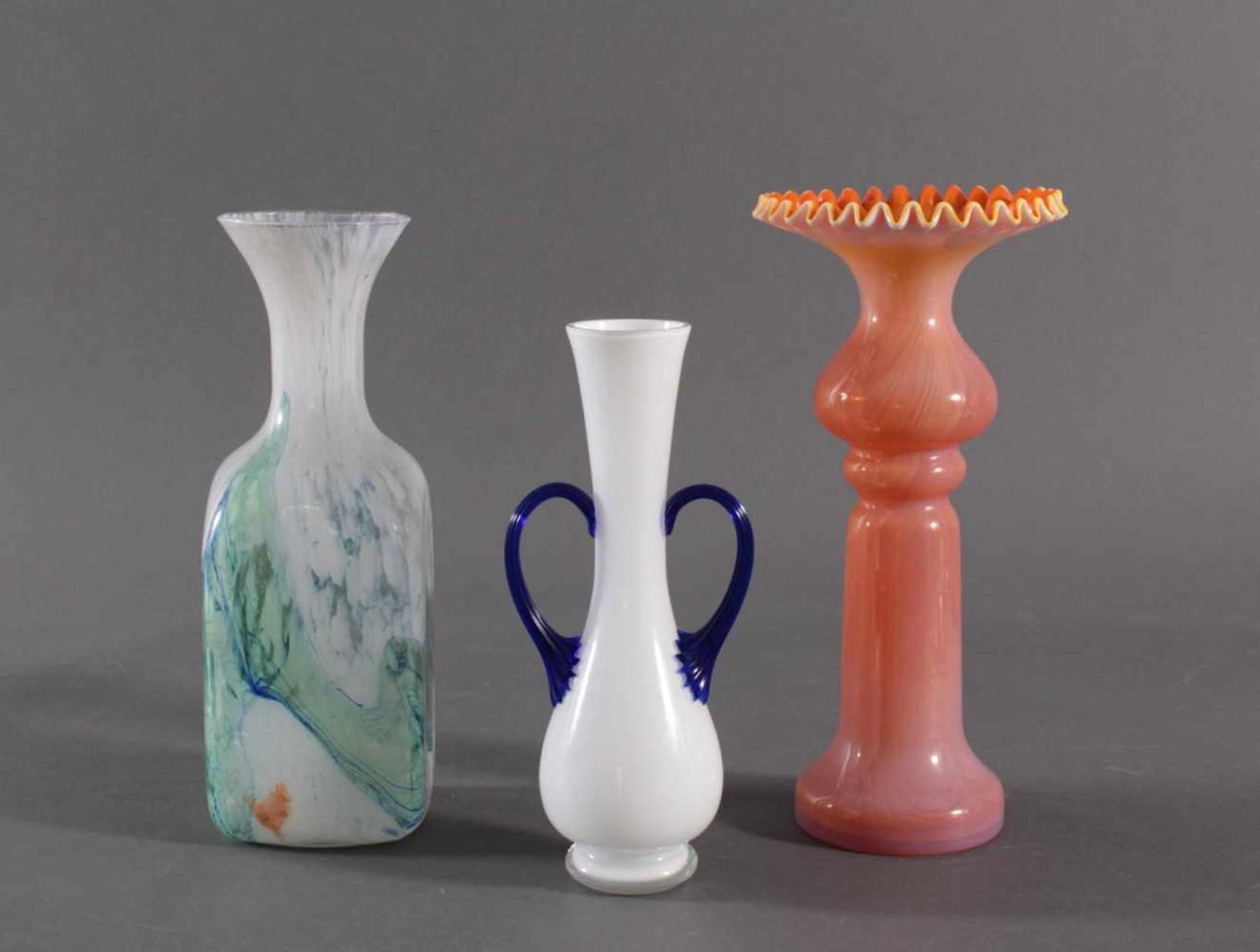 Drei Formglas-Vasen, OpalglasWeißes und orangefarbenes Opalglas. Formgeblasen, geweitete, vielfach